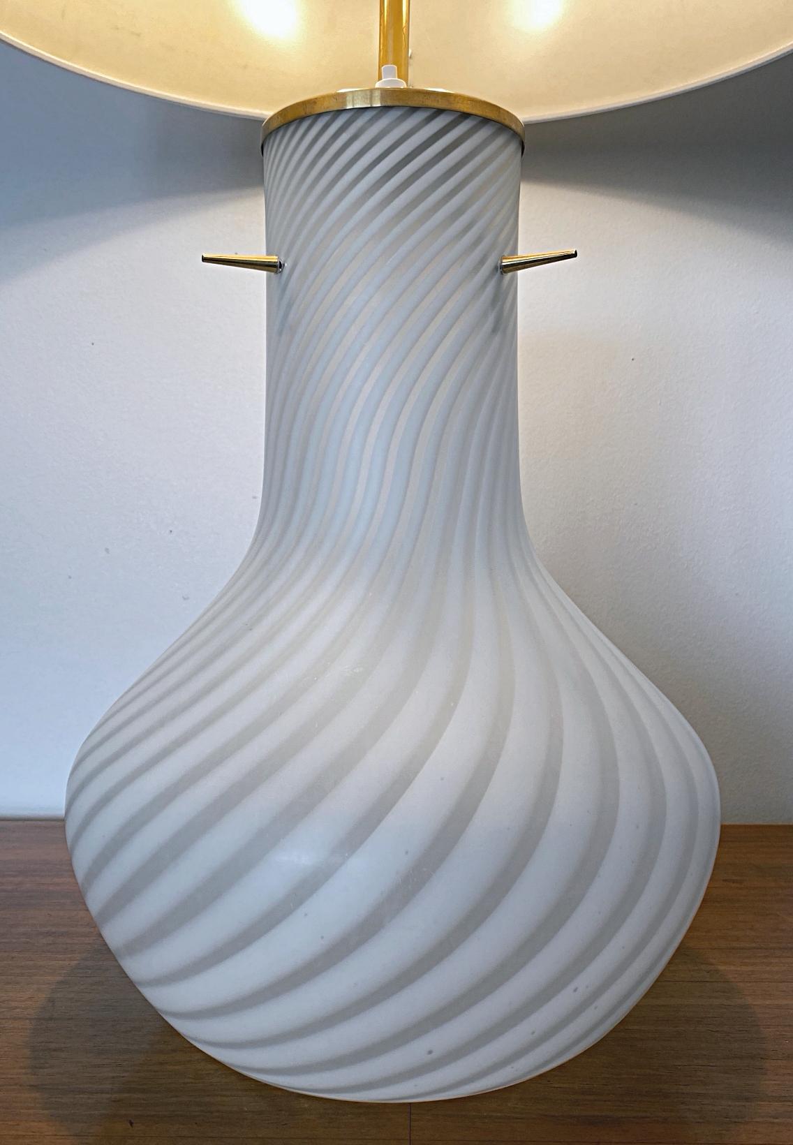 Verre d'art Grande lampe de bureau en verre de Murano soufflé à rayures Venini, années 1960, Italie en vente