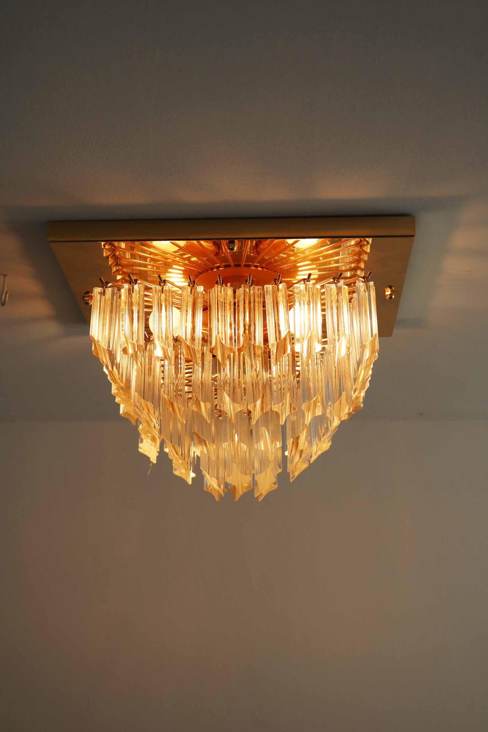 Venini Murano chandelier with 88 lights, no chips. 4x E27. To be on the the safe side, the lamp should be checked locally by a specialist concerning local requirements.