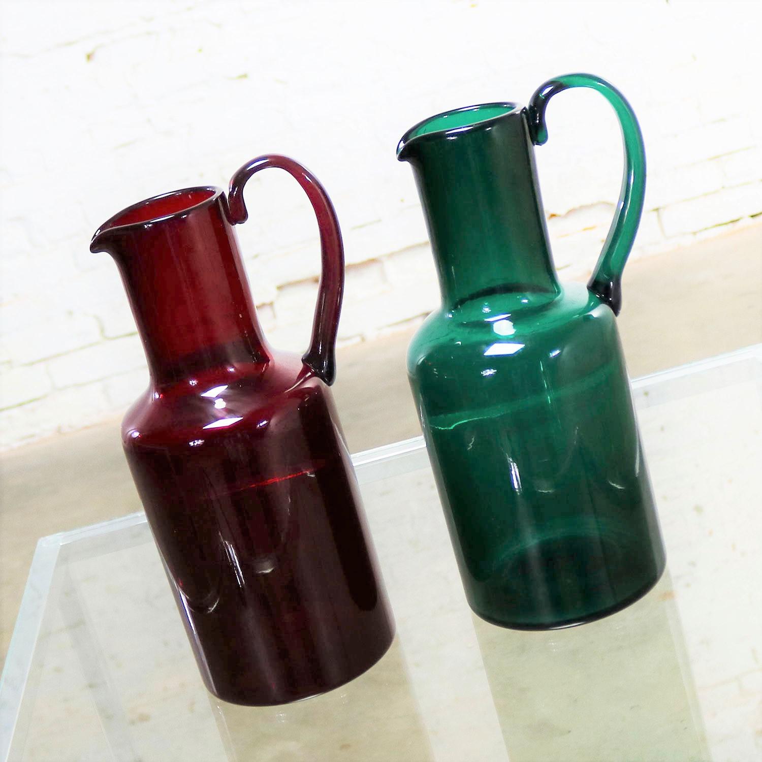 Venini Murano Cocktail Pitchers or Carafes One Green One Red Signed (Moderne der Mitte des Jahrhunderts)