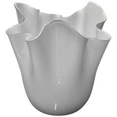 Vase « Fazzoletti » de Venini en verre blanc et gris tourterelle de Fulvio Bianconi