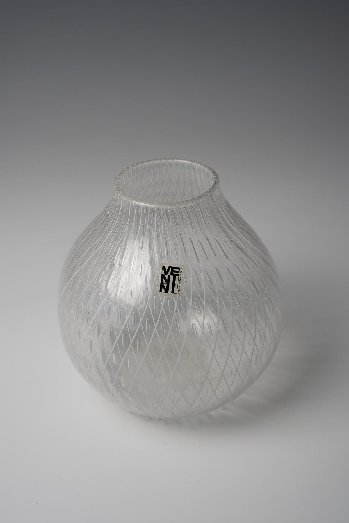 Vaso in vetro artistico filigranato di Venini Murano. Questo vaso in filigrana modellato a mano con il motivo 