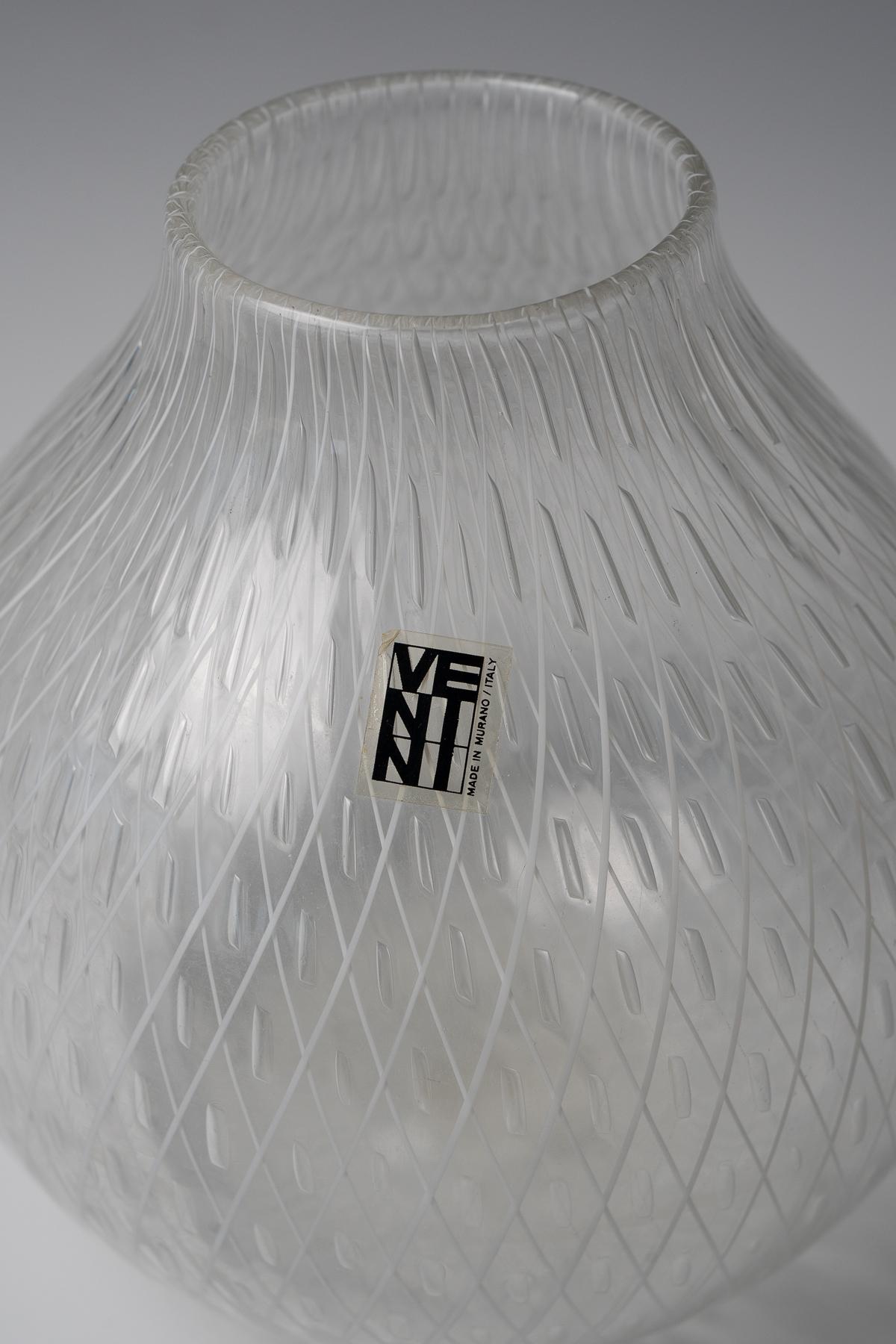 Italiano Vaso in vetro artistico filigranato di Venini Murano, firmato e Labe in vendita