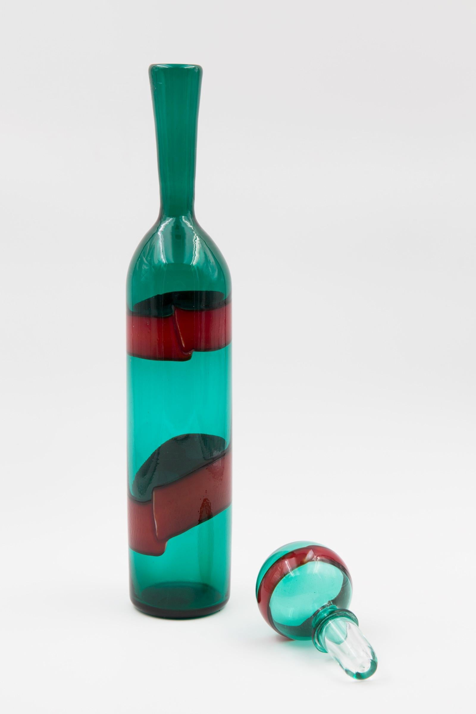 Bottle with an elongated neck in transparent green glass decorated with opaque red horizontal bands.
Known as model 4582
Elegant 1950s glass high-end item
Designed by Fulvio Bianconi and manufactured by Venini, Murano, Italy, circa 1955.