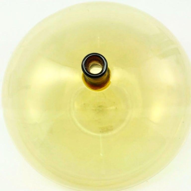 Venini Murano-Glasflaschen, Incalmo-Vasen mit zweifarbigem Hals, Satz von drei Stück, um 1961. Frei geblasene Incalmo-Glasflaschen mit eingeschmolzenen zweifarbigen Hälsen, polierte Pontils. Die größte unterzeichnet Venini Italien. Ludovico Diaz de
