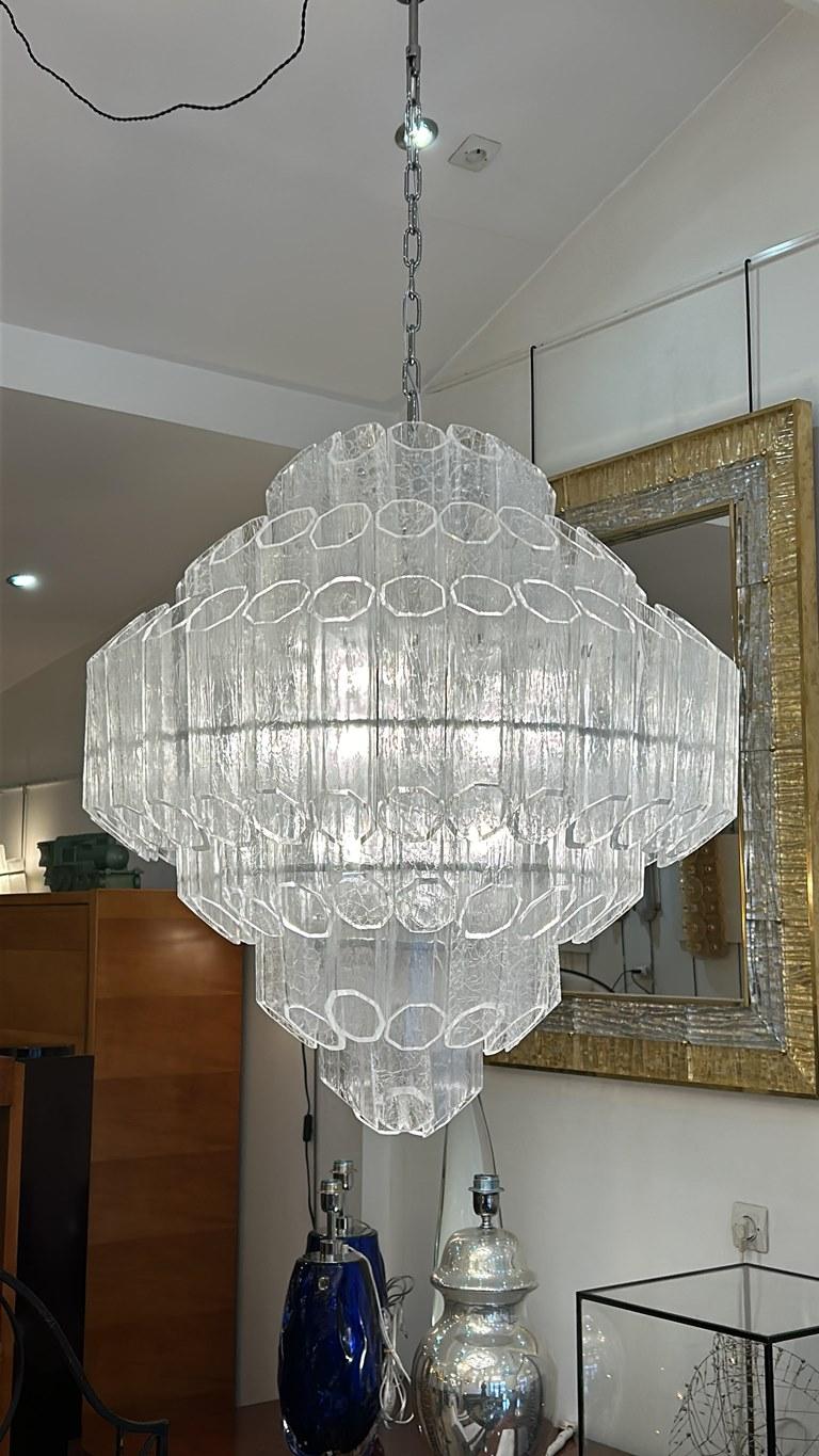 Lampadario vintage in vetro di Murano di Venini con pendenti traslucidi.
Dimensioni solo vetro: altezza (telaio con vetri) 90 x diametro 80 cm. L'altezza con la catena è di 170 cm, ma può essere regolata.