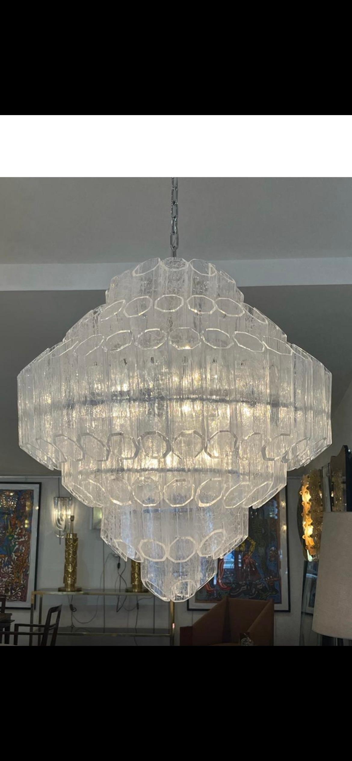 Vintage Venini murano glass chandelier with translucid pendants.
Dimension glass only : Height 90 x diameter 80 cm.