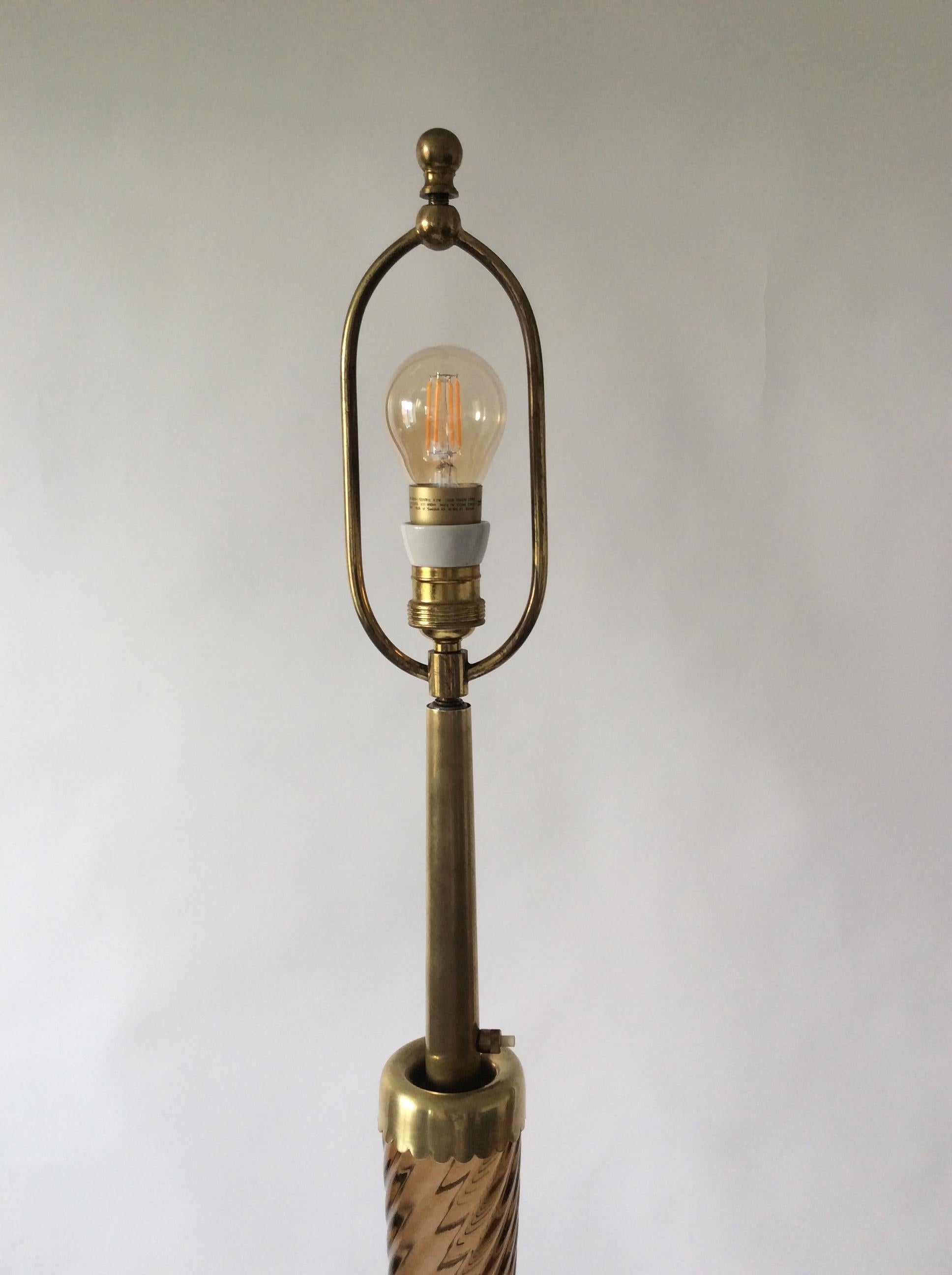 Elegant and beautiful 1950s Venini Murano glass floor lamp in
a nice smokey topaz color. The lamp have a stunning revers
tapered design and roundel bottom foot with a swirled glass
detail. This older Venini pieces are becoming rare and very hard