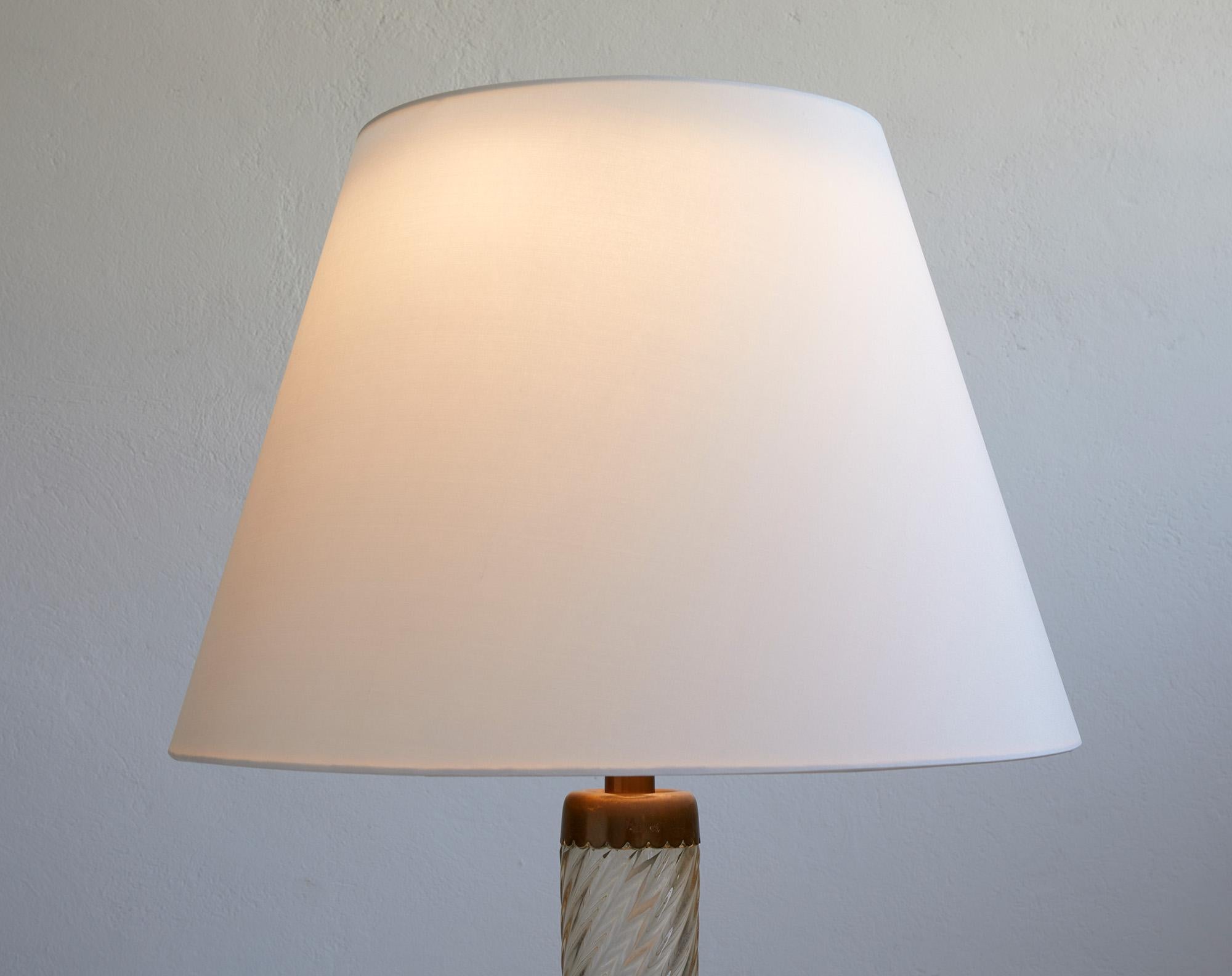 Lampadaire modèle n° 529 attribué à Carlo Scarpa pour Venini 1942.

Un chef-d'œuvre de l'artisanat du verre vénitien du début des années 1940.

Base et structure en verre de Murano transparent 