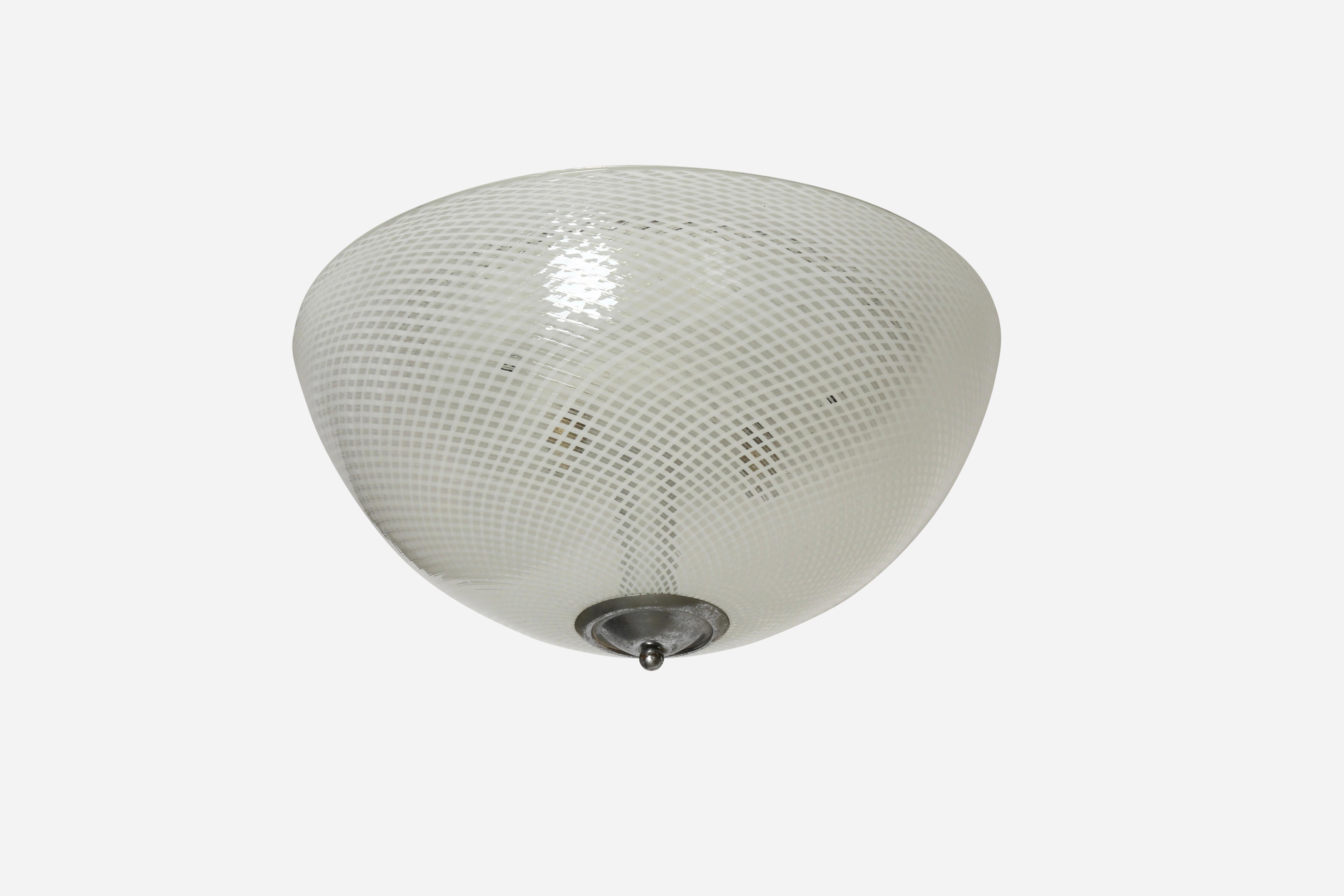 Venini Murano glass flush mount ceiling light
Murano reticello glass, aluminum.
Made in Italy in 1940s.
Takes 3 Edison bulbs.
Complimentary US rewiring upon request.

We take pride in bringing vintage fixtures to their full glory again.
At Illustris