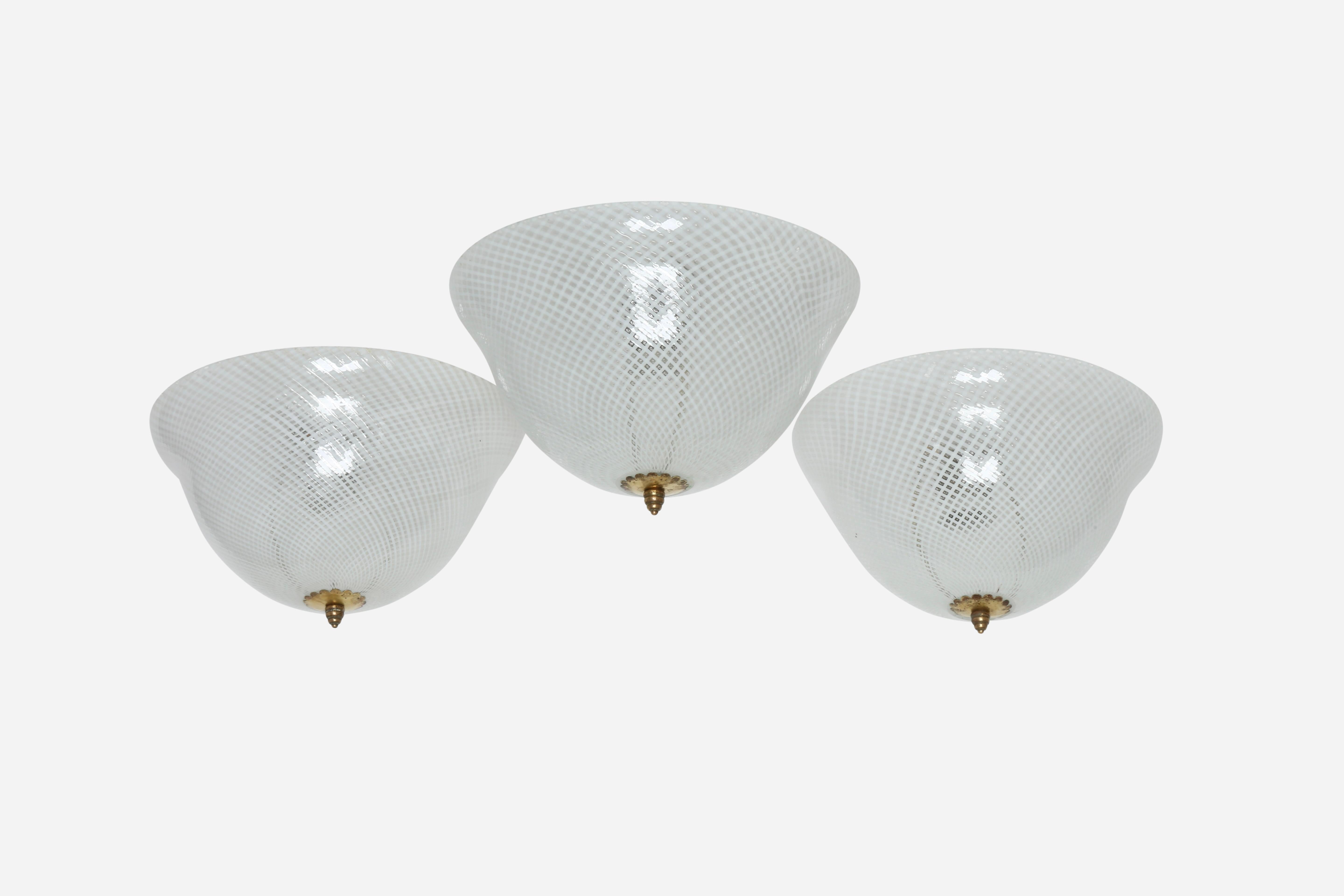 Plafoniera da incasso in vetro di Murano di Venini
Vetro reticello di Murano, ottone, acciaio.
Realizzato in Italia negli anni '40.
Utilizza 1 lampadina Edison ciascuno.
Cablaggio USA gratuito su richiesta.
Il prezzo si intende per 1