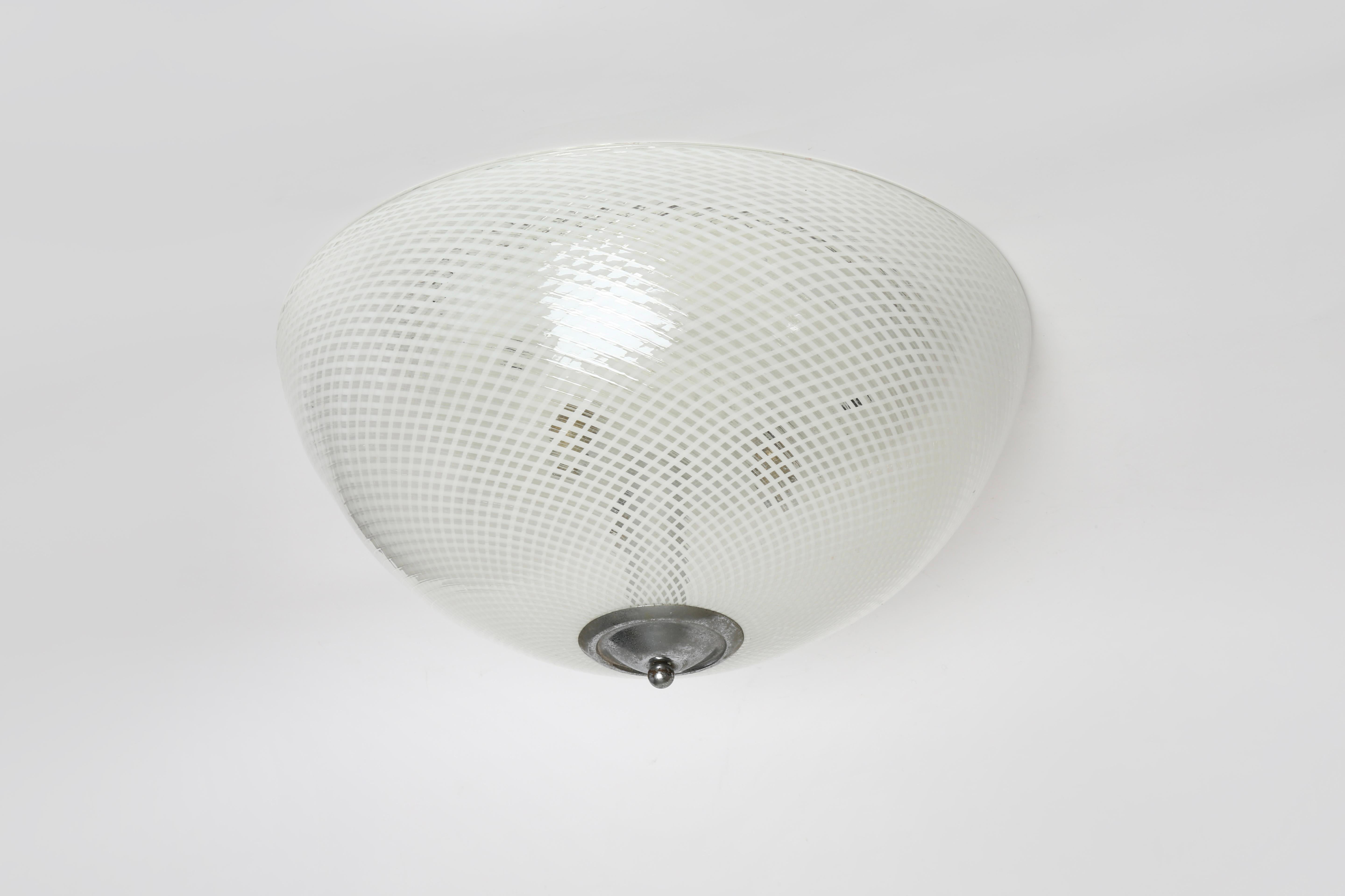 Plafoniera da incasso in vetro di Murano di Venini
Vetro reticello di Murano, alluminio.
Realizzato in Italia negli anni '40.
Molto raro.
Richiede 3 lampadine Edison.
Cablaggio USA gratuito su richiesta.
Ricablaggio USA GRATUITO su