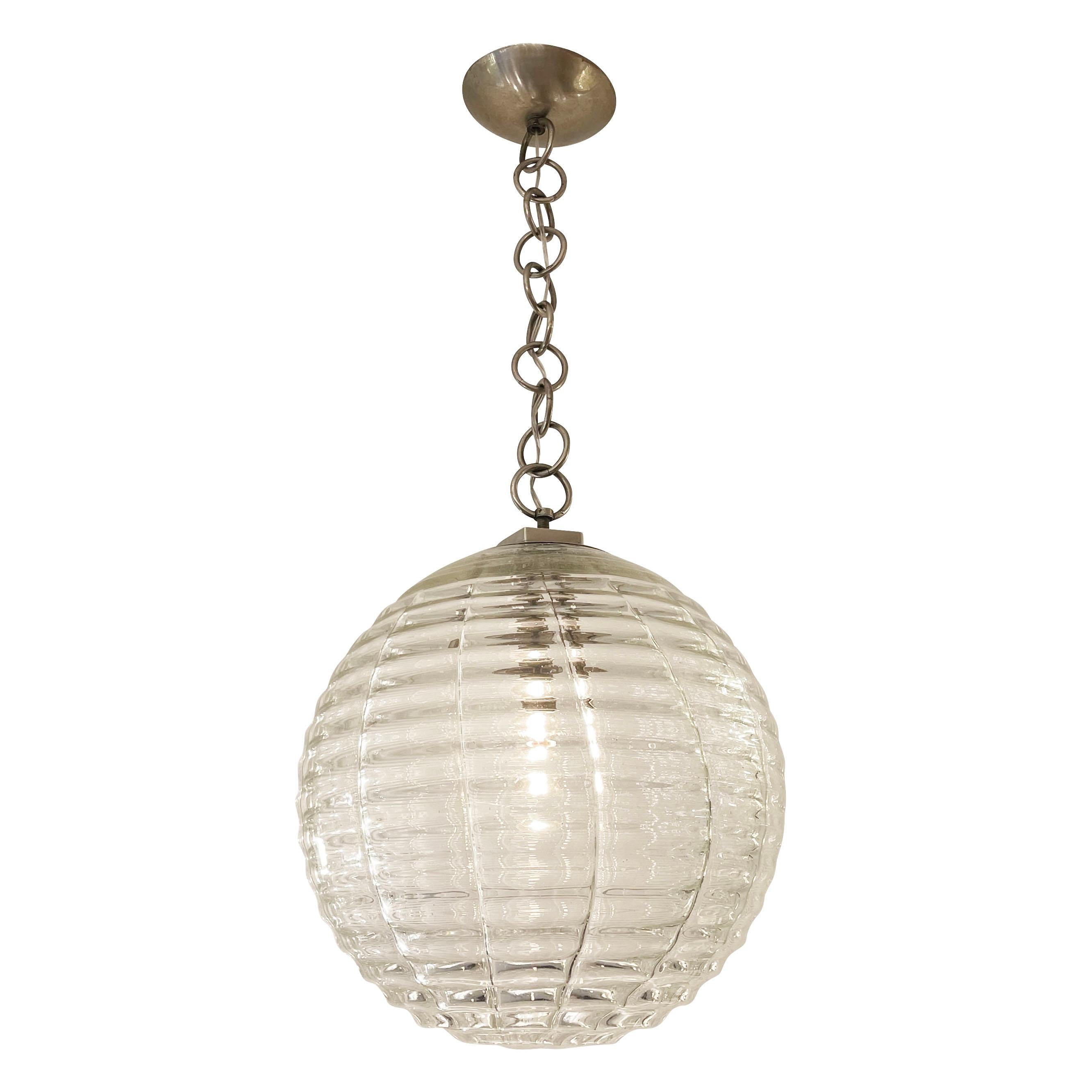 Handblown Murano glass pendant made by Venini in the 1940s. Chain and mounting hardware are nickel. A second with slight differences is also available if a pair is required. Holds one regular socket.

Condition: Excellent vintage condition, minor