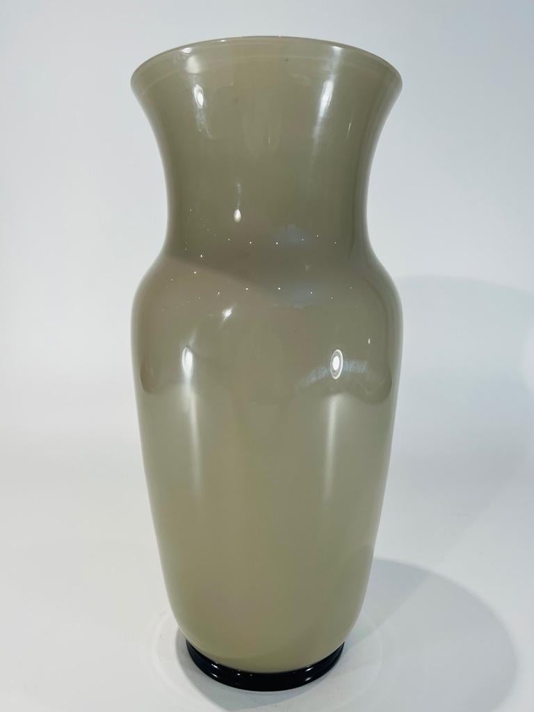 Incroyable grand vase en verre de Murano gris, noir et or circa 1950.