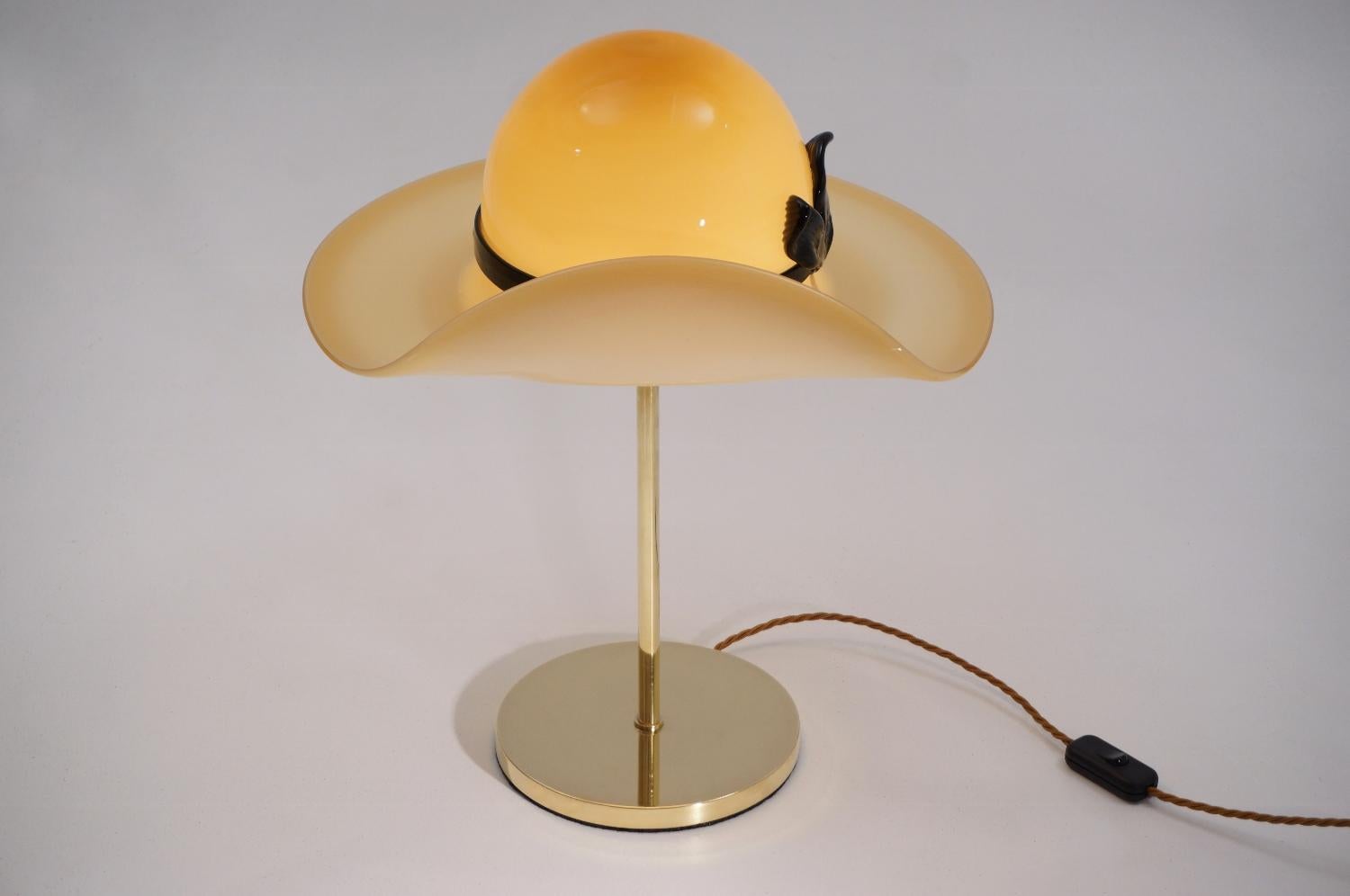 Venini Murano glass hat lamp on a brass base, circa 1970s, Italian.

This table lamp has been gently cleaned while respecting the vintage patina. It is newly rewired & earthed, fully working and PAT tested by an electrician. It has a new E 14