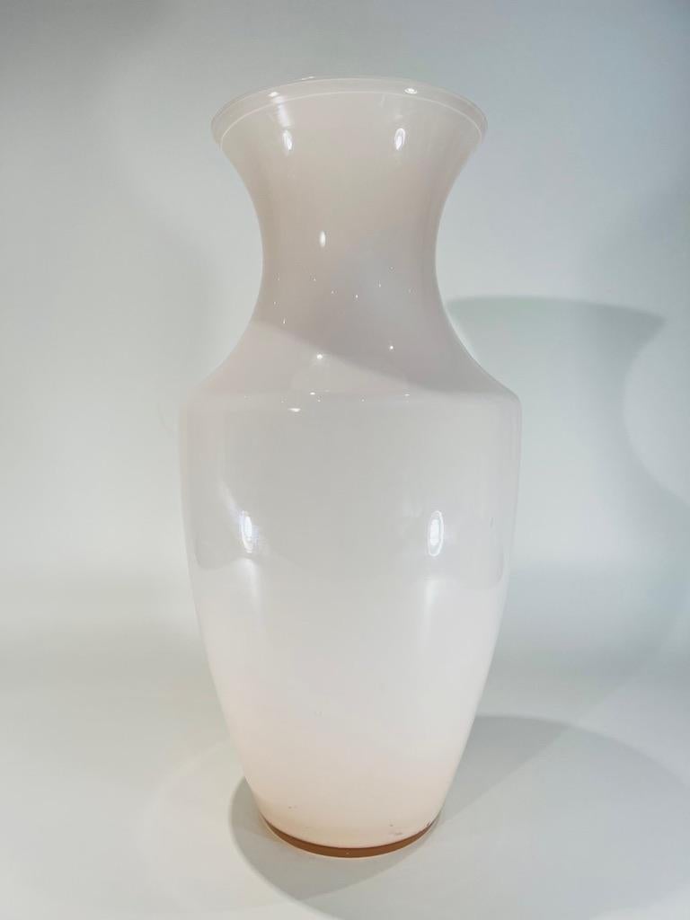 Incroyable et grand vase en verre de Murano attribué à Venini circa 1950 