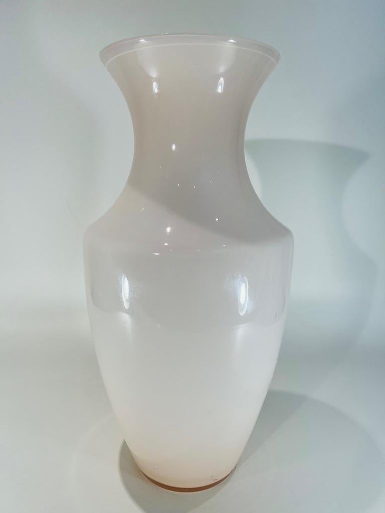 Milieu du XXe siècle Grand vase corail clair Venini Murano 1950 en vente