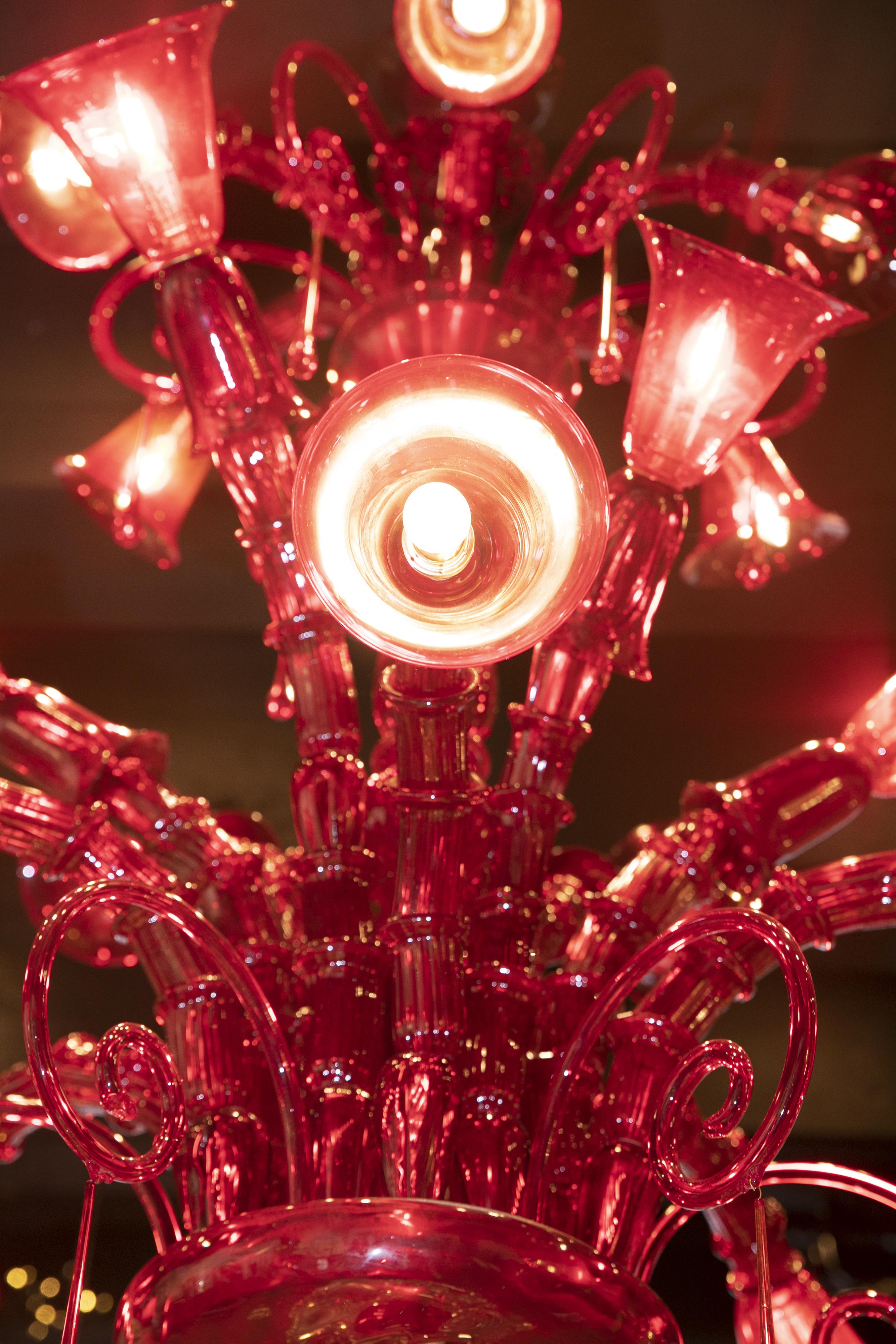 Stil Venini Murano Glass Roter Kronleuchter, Made in Italy, 1980er Jahre im Zustand „Gut“ im Angebot in Pambio Noranco, CH