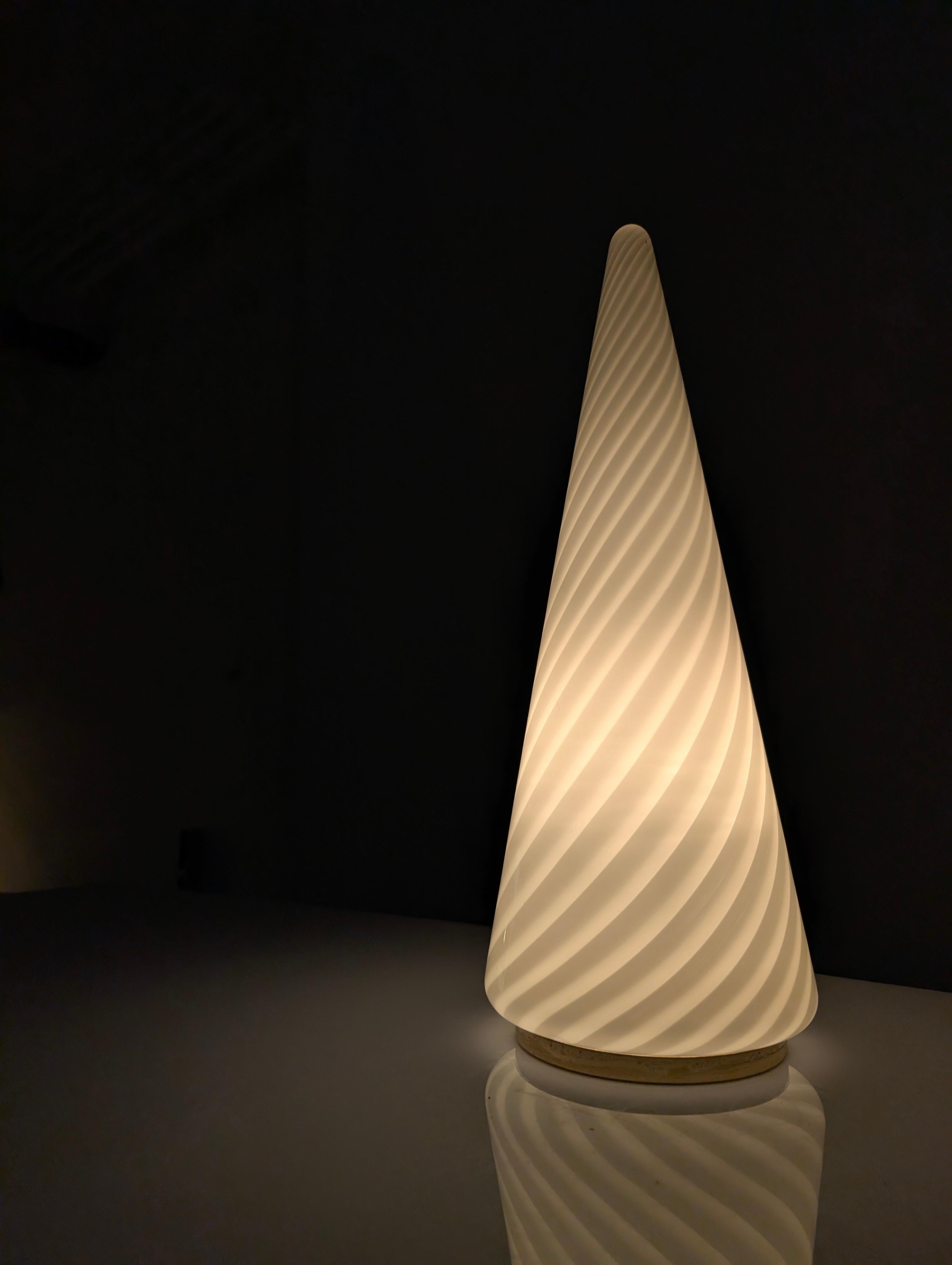 italien Lampe de table à cône en spirale en verre de Murano, milieu du siècle dernier en vente