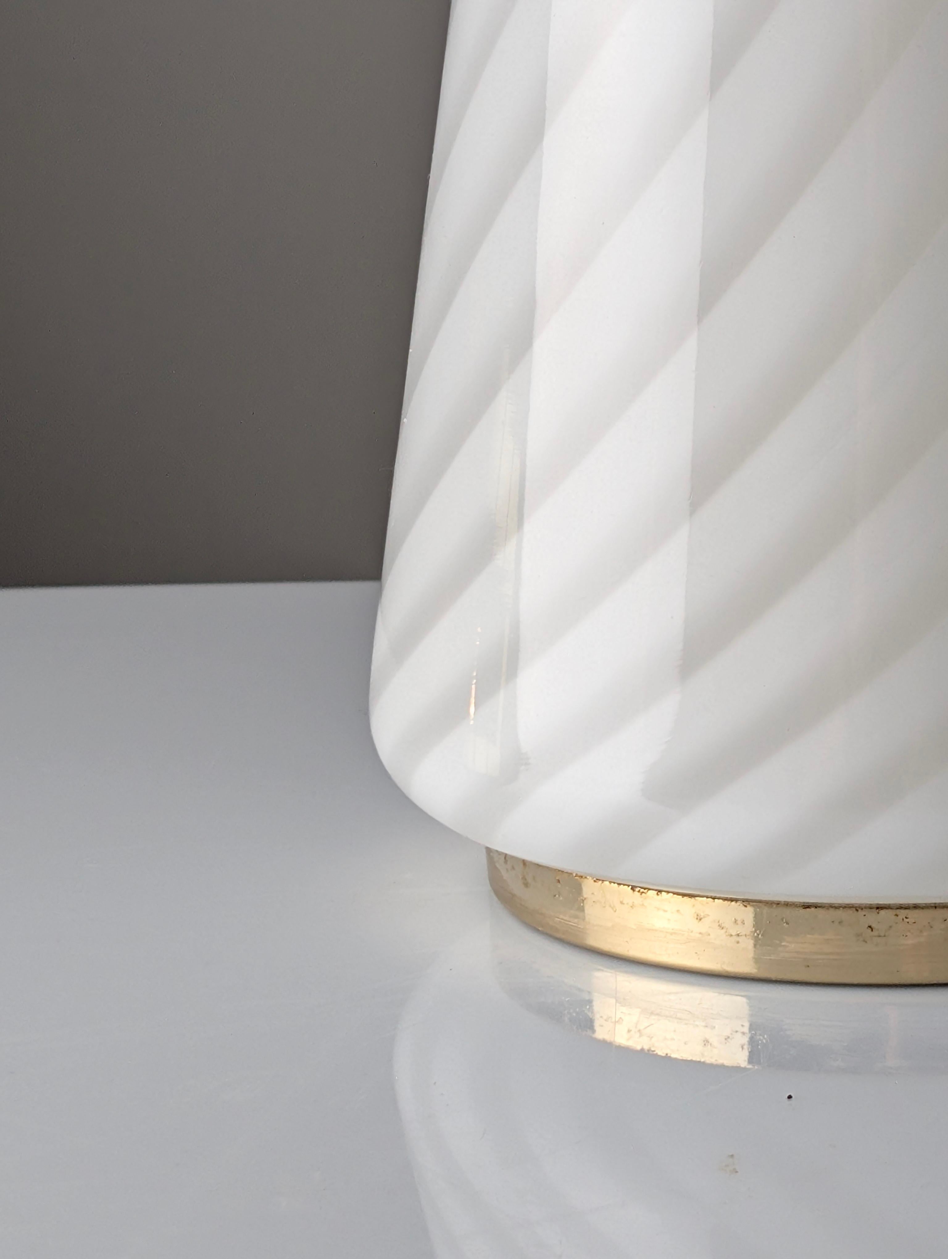 Lampe de table à cône en spirale en verre de Murano, milieu du siècle dernier Bon état - En vente à Benalmadena, ES