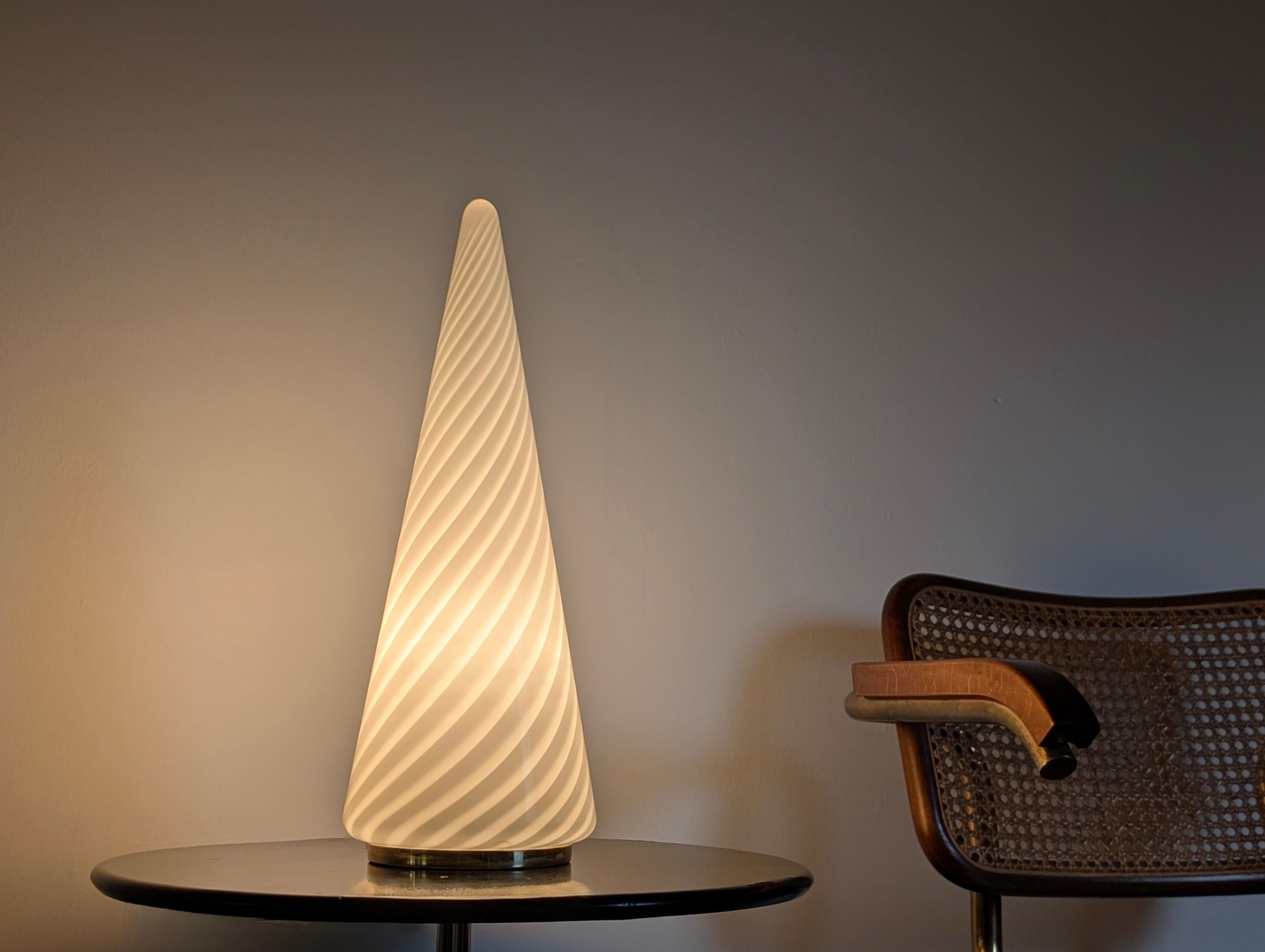 Lampe de table à cône en spirale en verre de Murano, milieu du siècle dernier en vente 1