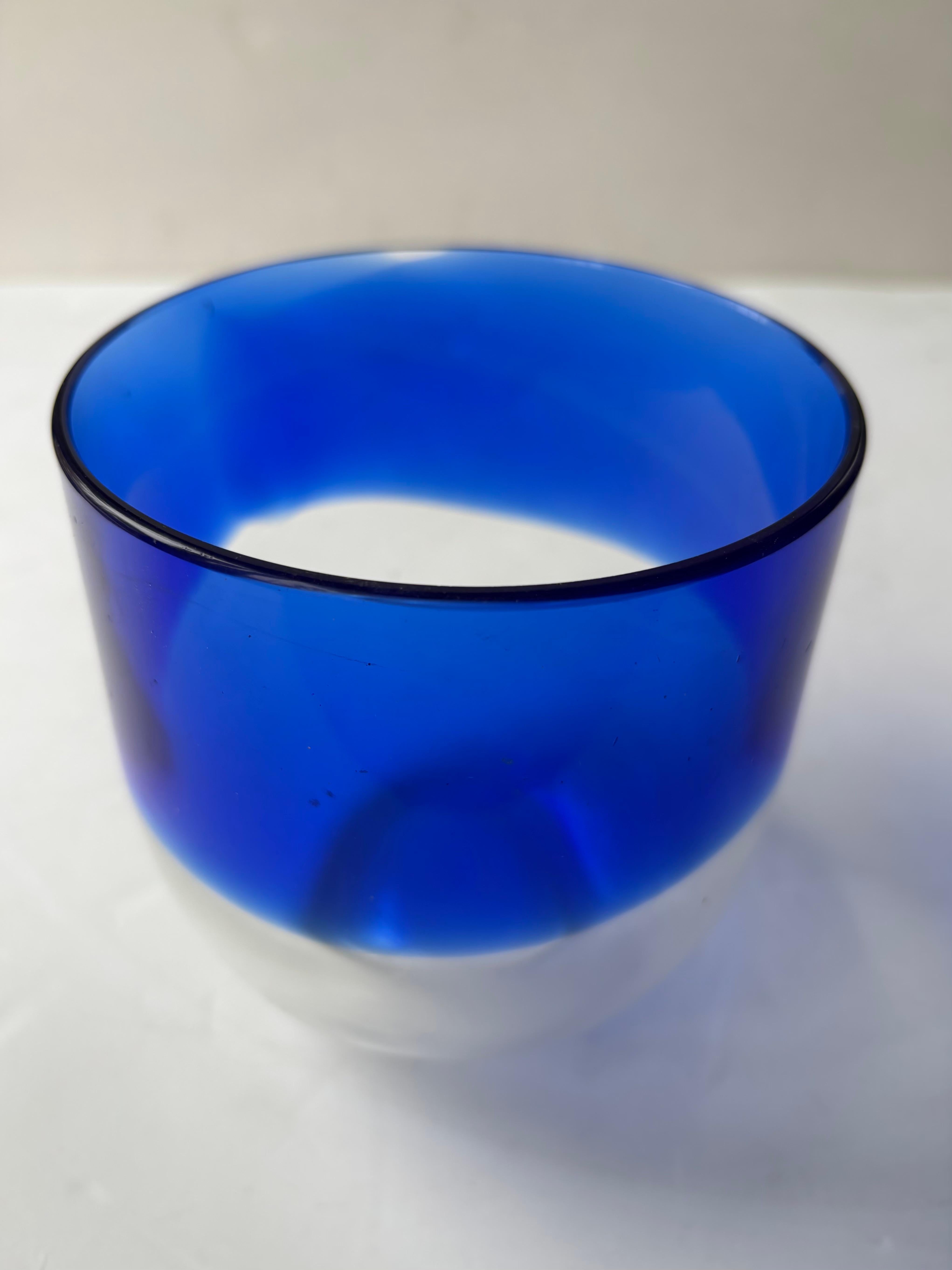 Bellissimo e raro vaso di Murano Venini, firmato, ( Venini Italia) parte di una grande collezione disegnata da Tapio Wirkkala nel periodo del Modern Times. 
