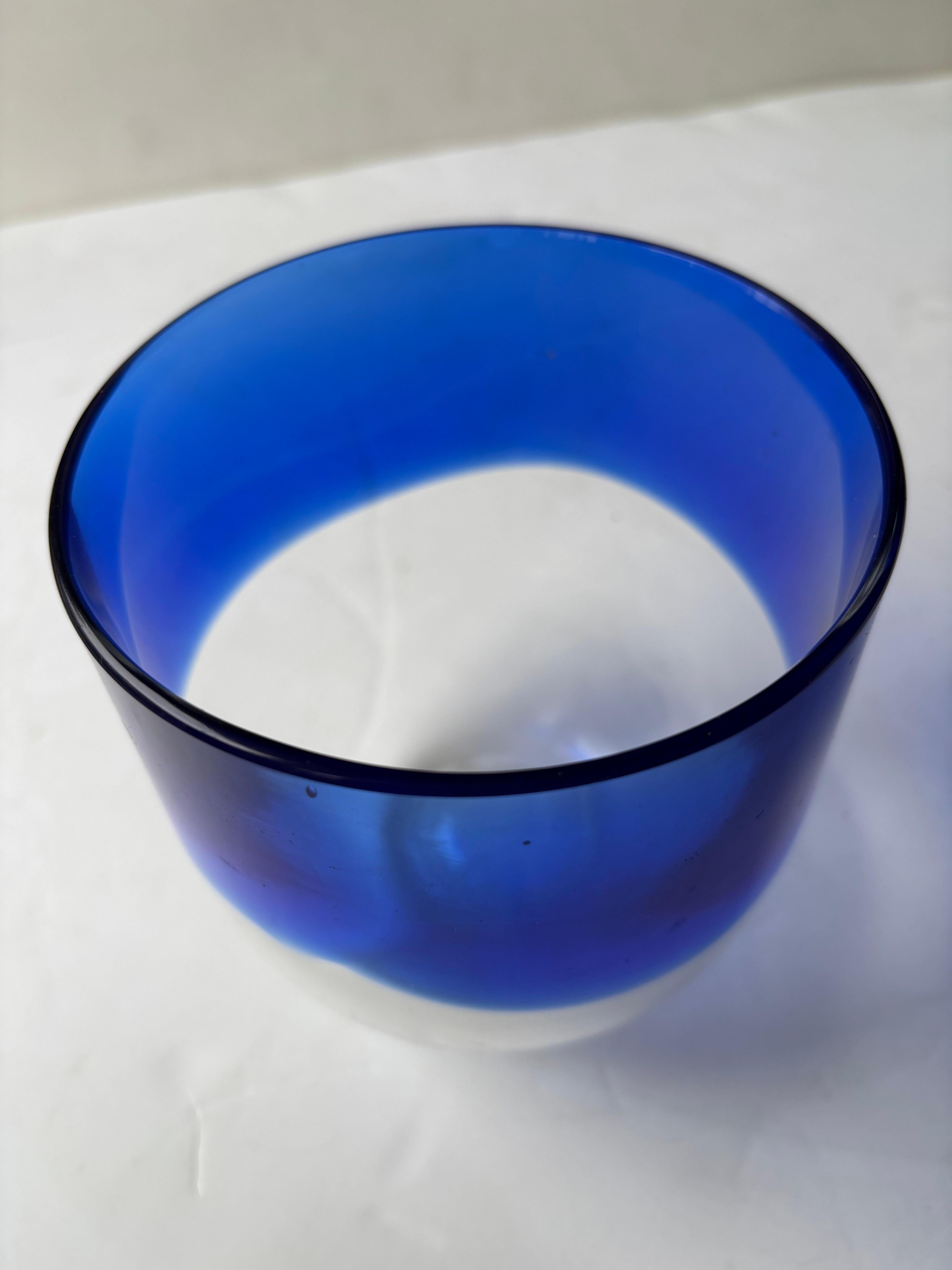 Italiano Vaso/vaso in vetro di Murano Venini, di Tapio Wirkkala, blu. in vendita