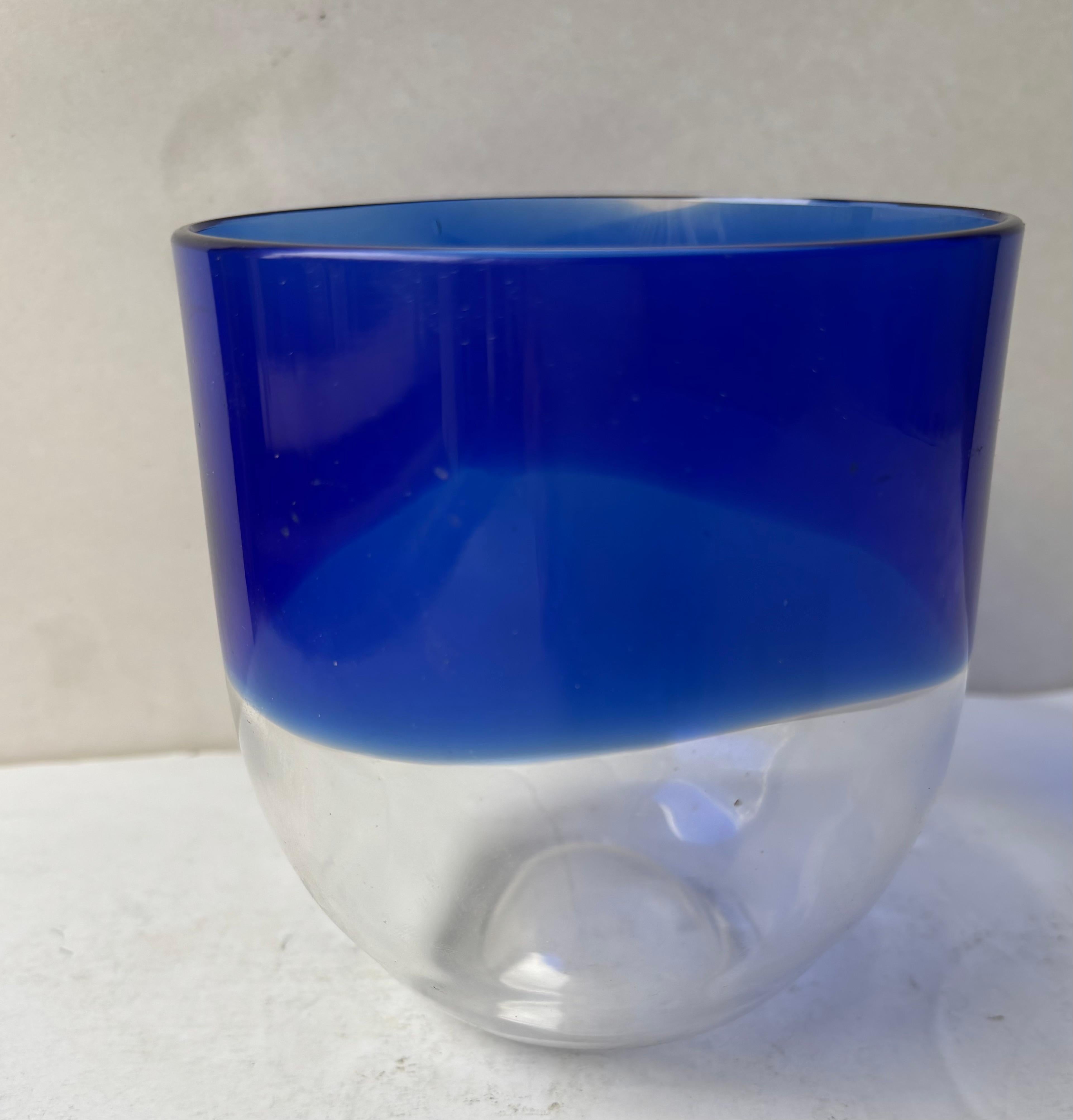 Vaso/vaso in vetro di Murano Venini, di Tapio Wirkkala, blu. In condizioni buone in vendita a Los Angeles, CA