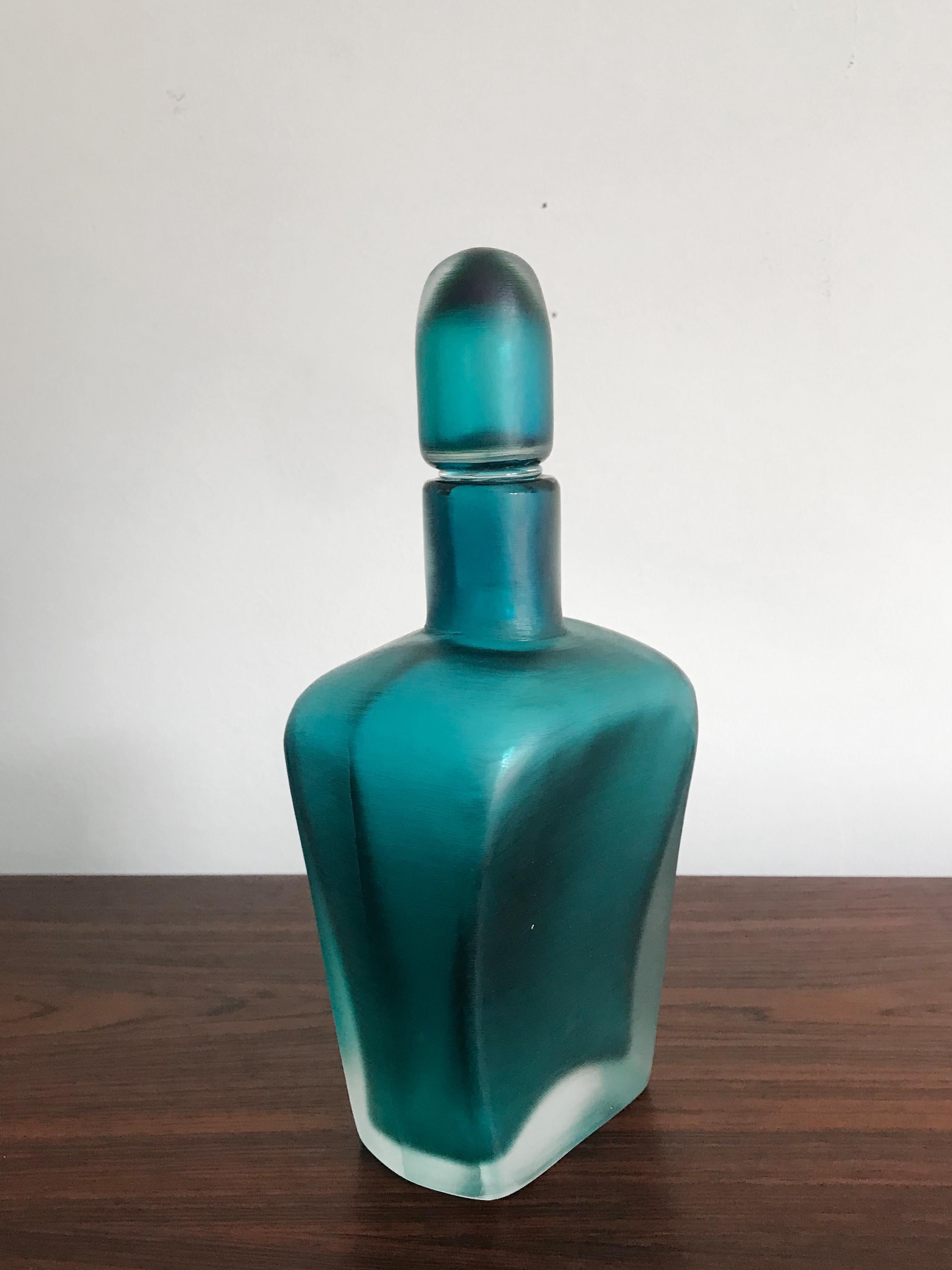 Moderne Venini Murano Bouteille en verre bleu italien Incisi Serie, 1981 en vente