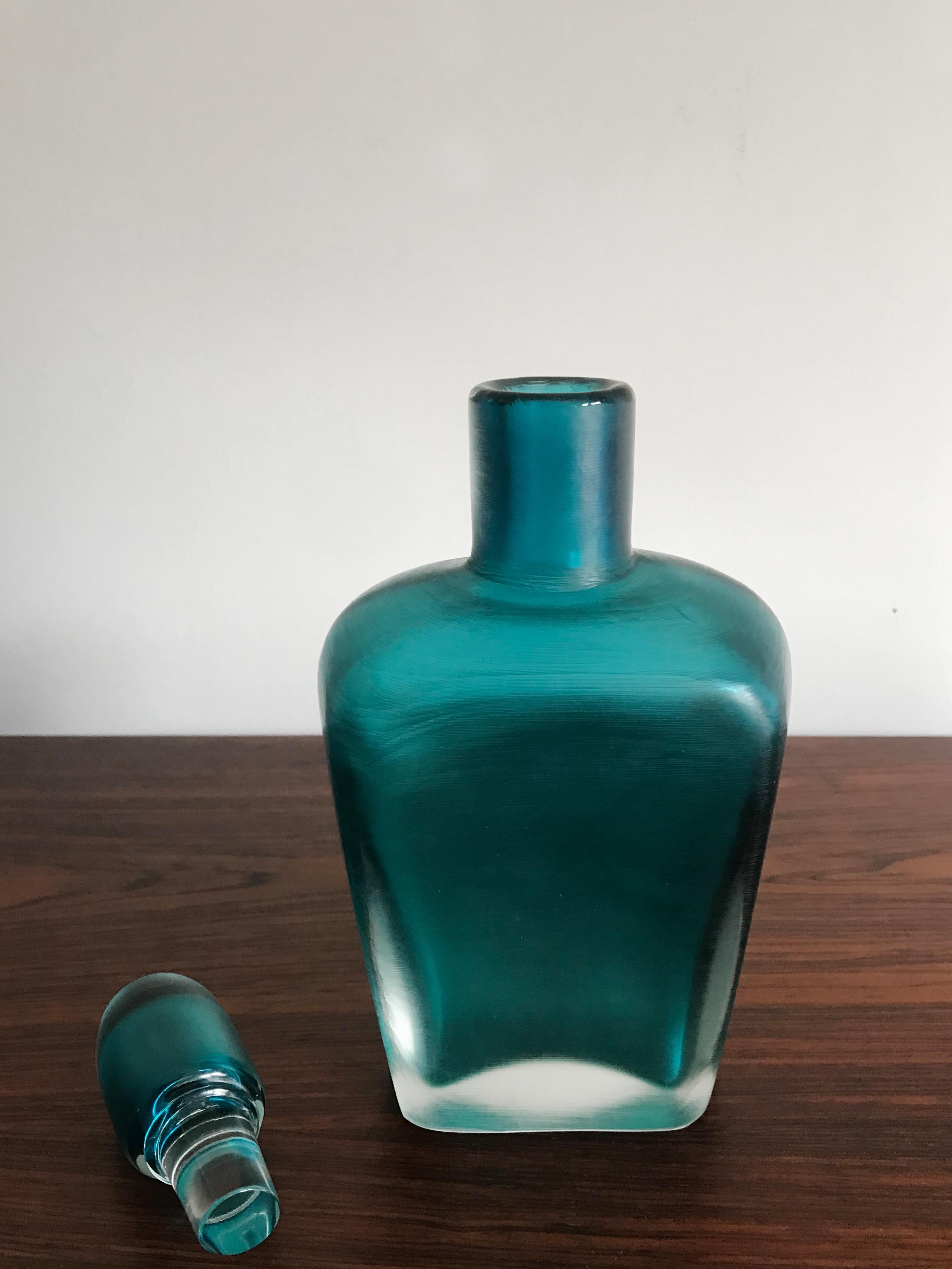Venini Murano Italienische Blauglasflasche Incisi Serie, 1981 im Zustand „Gut“ im Angebot in Reggio Emilia, IT