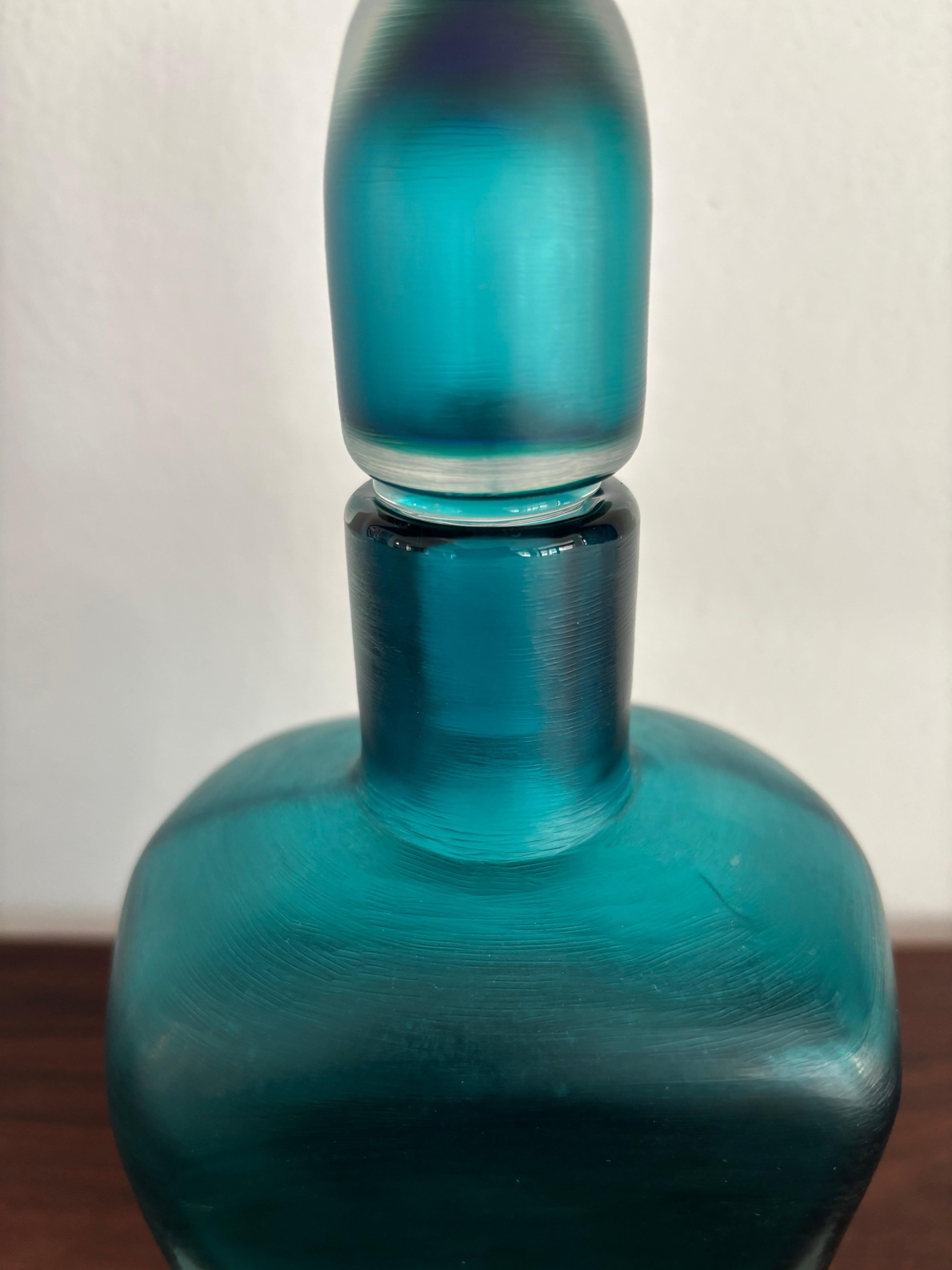 Venini Murano Italienische Blauglasflasche Incisi Serie, 1981 (Muranoglas) im Angebot