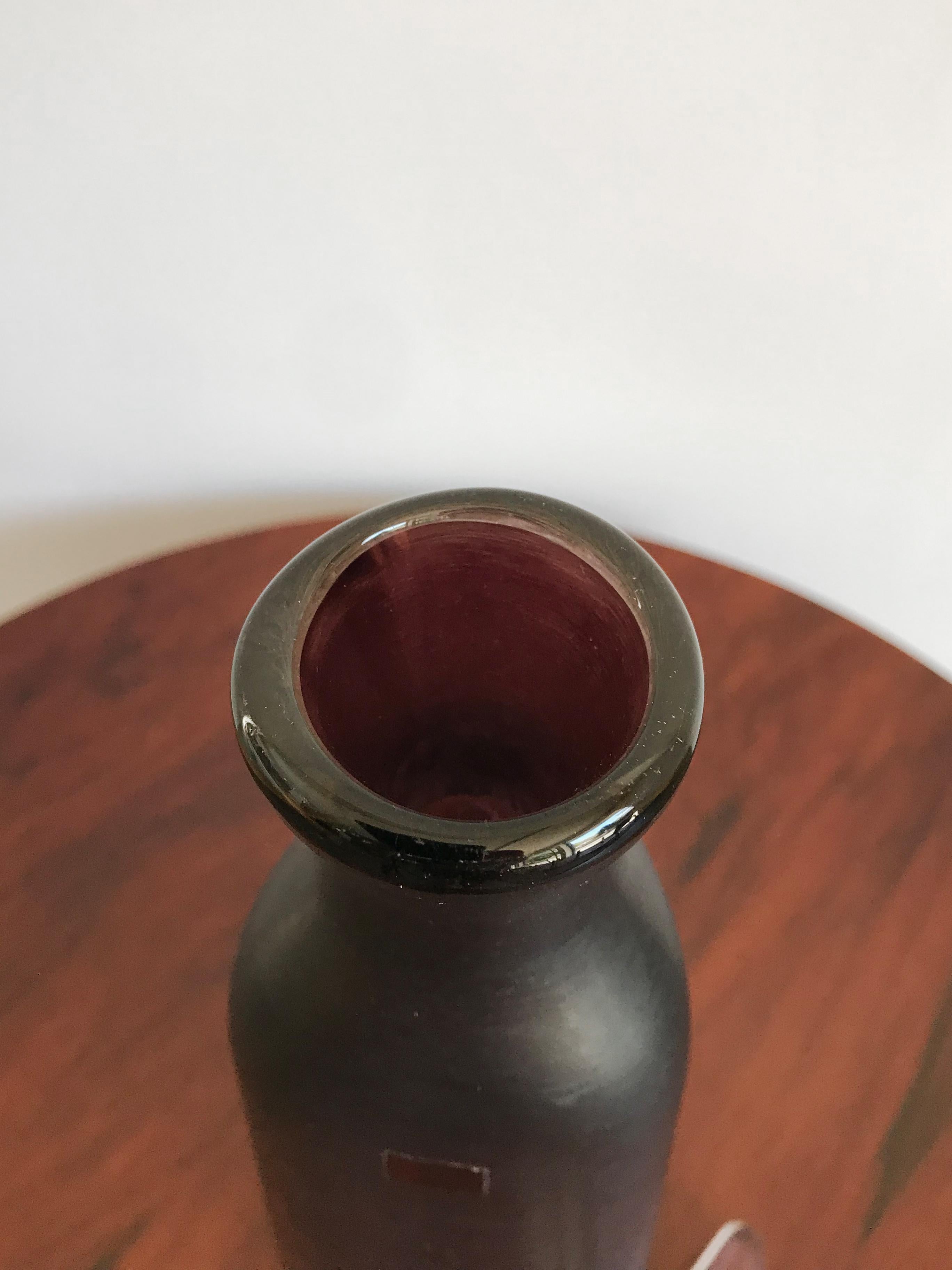 Venini Murano Italienische dunkelrote Glasflasche Incisi Serie, Incisi, 1980 im Zustand „Gut“ im Angebot in Reggio Emilia, IT