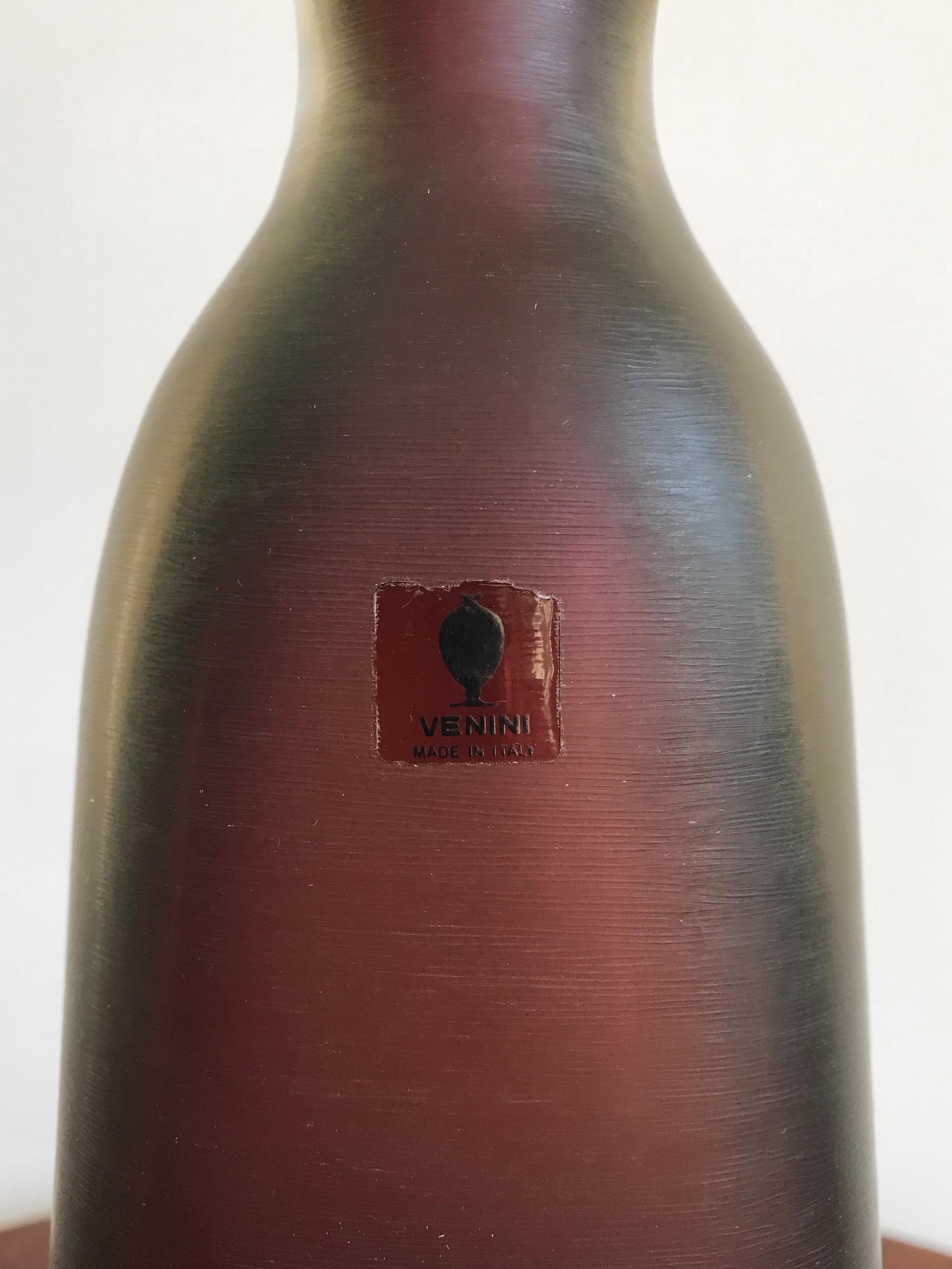 Fin du 20e siècle Bouteille italienne Incisi série en verre rouge foncé de Murano de Venini, 1980 en vente