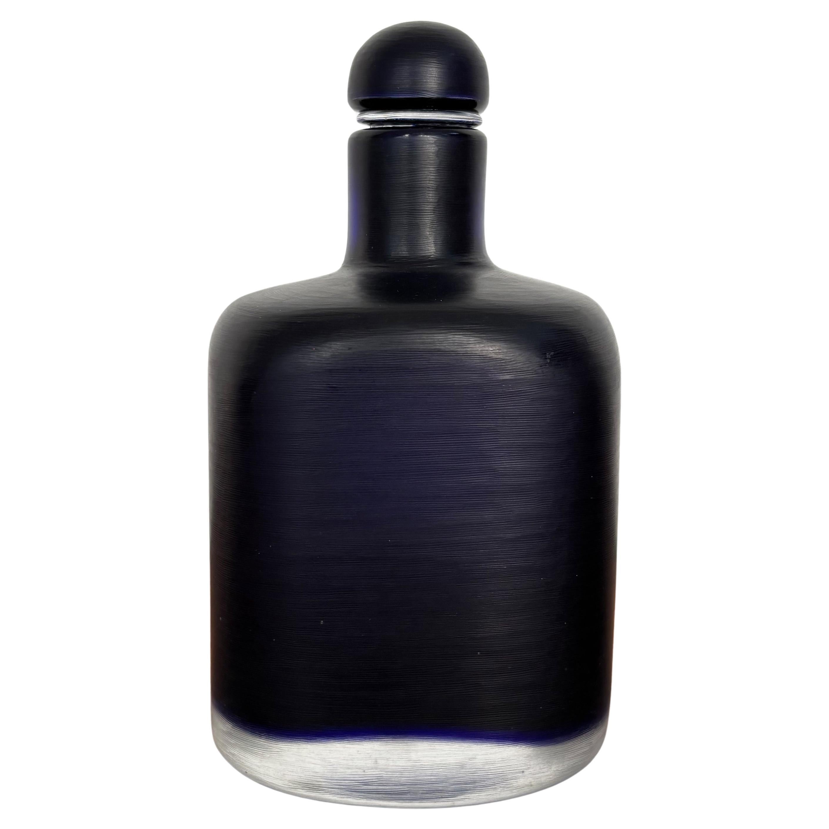 Venini Murano Italiano Púrpura Azul Oscuro Botella de Vidrio Serie Incisi, Italia 1982