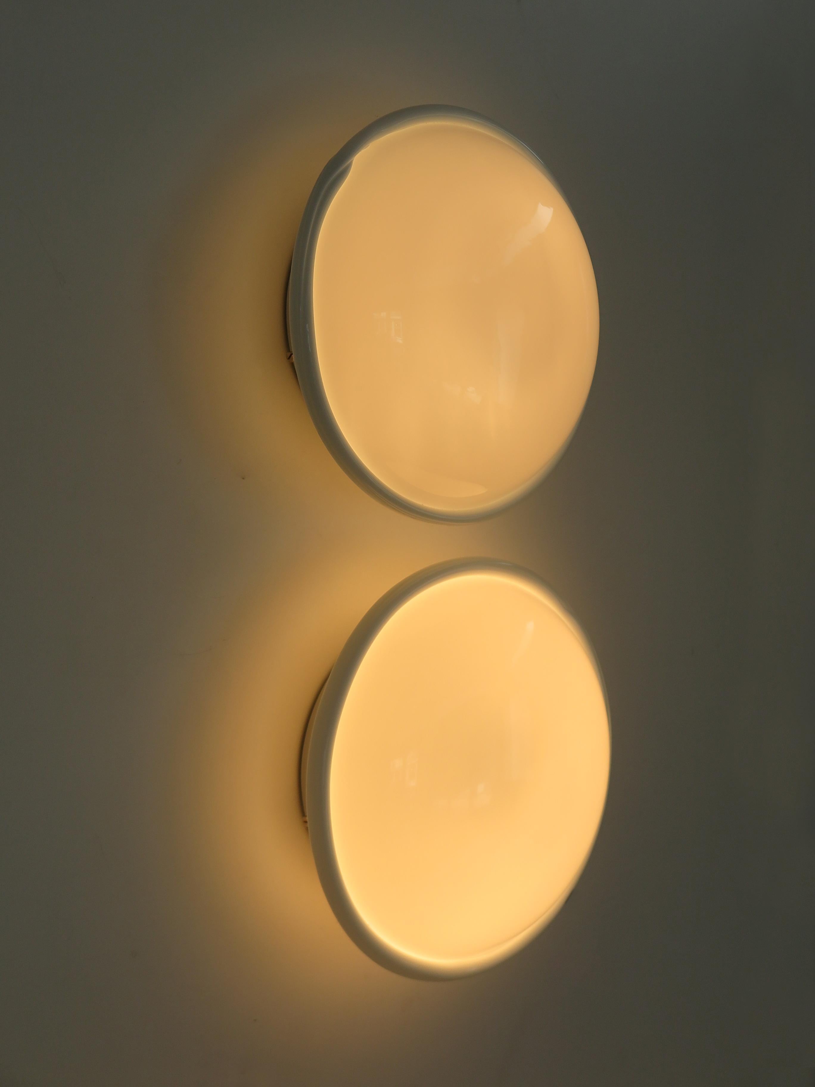 Paire d'appliques ou de plafonniers fabriqués par Venini Murano en verre soufflé blanc, marque Venini 1995 gravée sur le bord, Italie années 1990

Les lampes sont d'origine et présentent les signes normaux de l'âge et de l'utilisation.