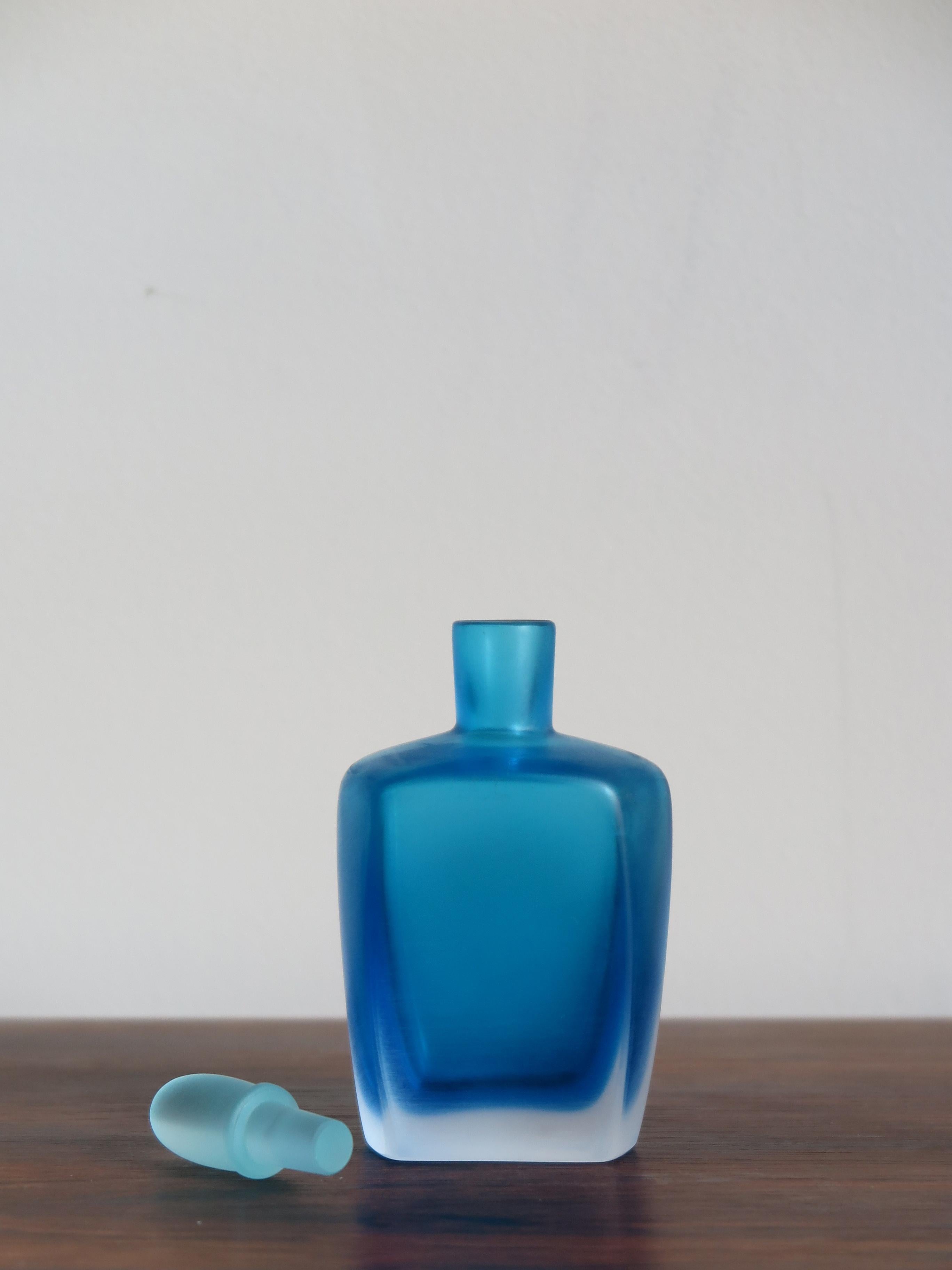 Venini Murano Italy Blue Glass Bottle Serie “Velati”, 1992 In Good Condition In Reggio Emilia, IT