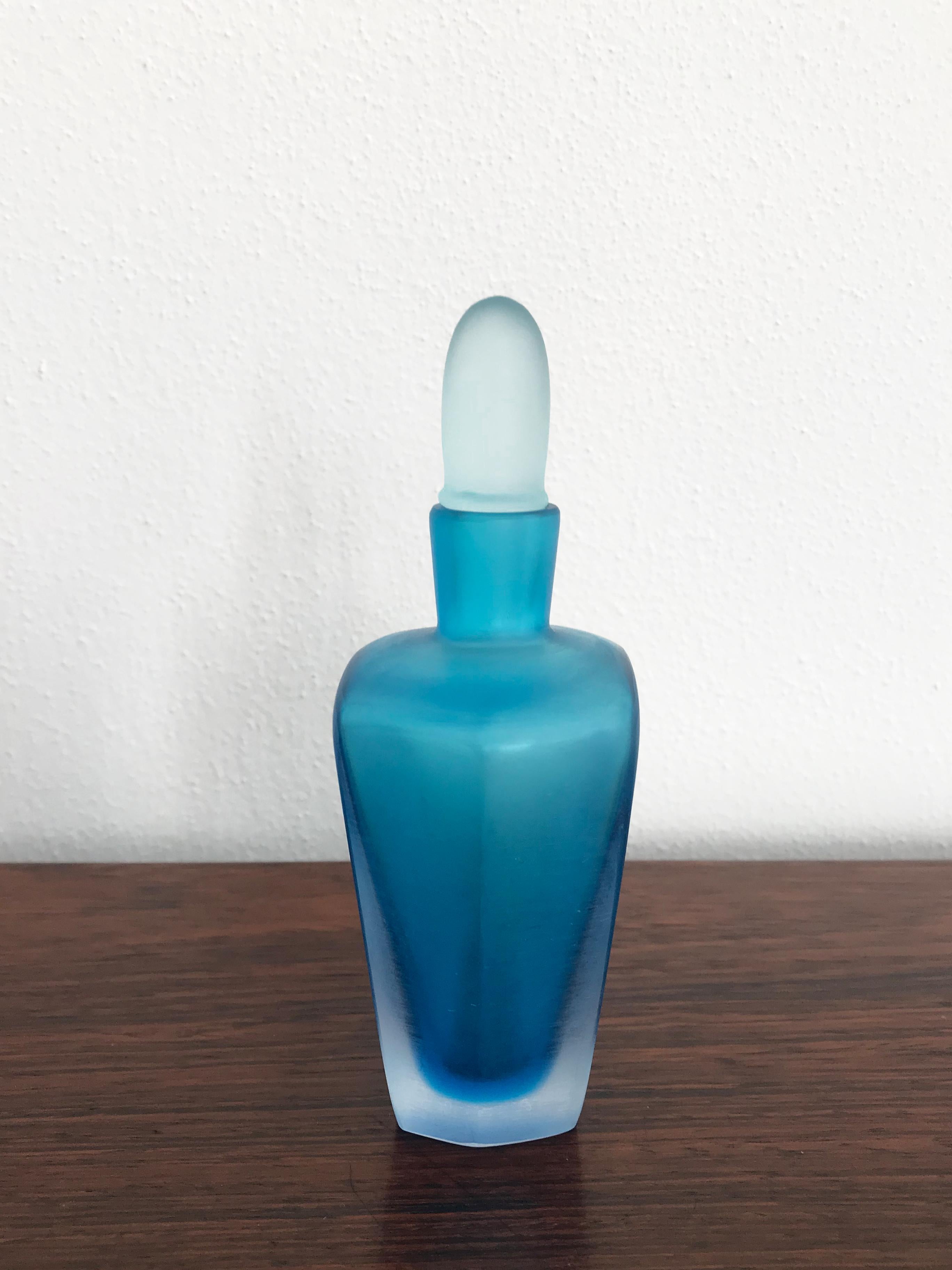 Erstaunliche und fabelhafte sehr seltene italienische handgefertigte und geblasene Flasche aus hellblauem Glas mit Stopfen, aus der Serie 