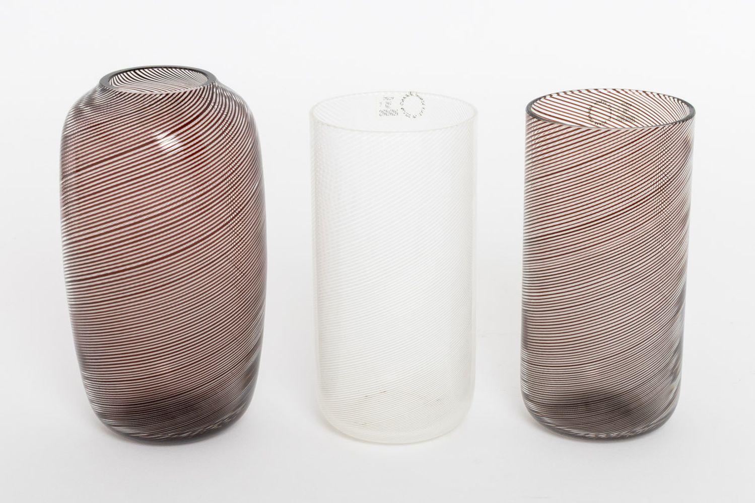Tre vasi cilindrici in vetro Latticino di Murano, 1983, due con Whiting viola e uno bianco, con marchi incisi 