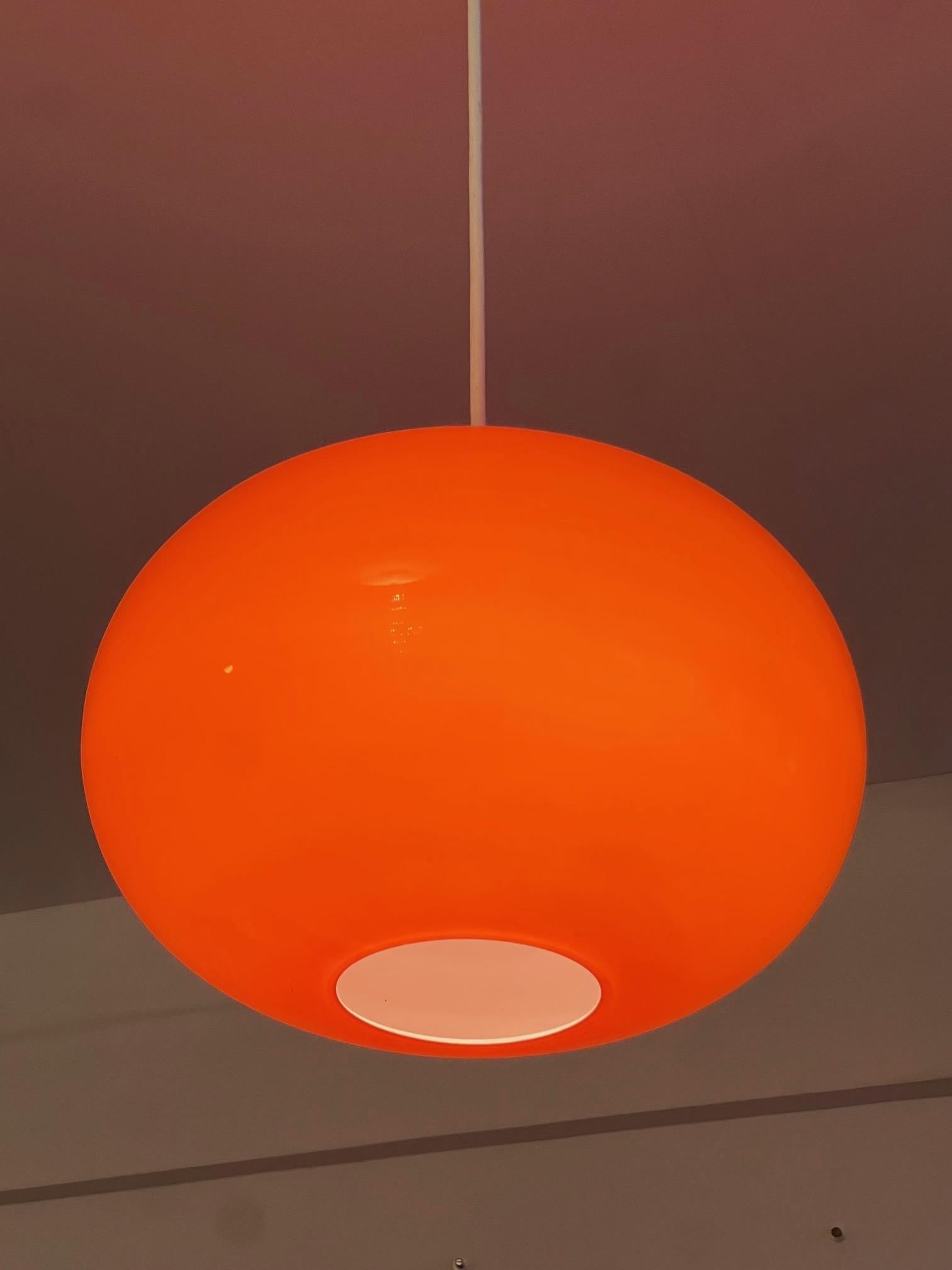 Mid-Century Modern Venini lampe  suspension en verre de Murano orange des annes 1950 en vente
