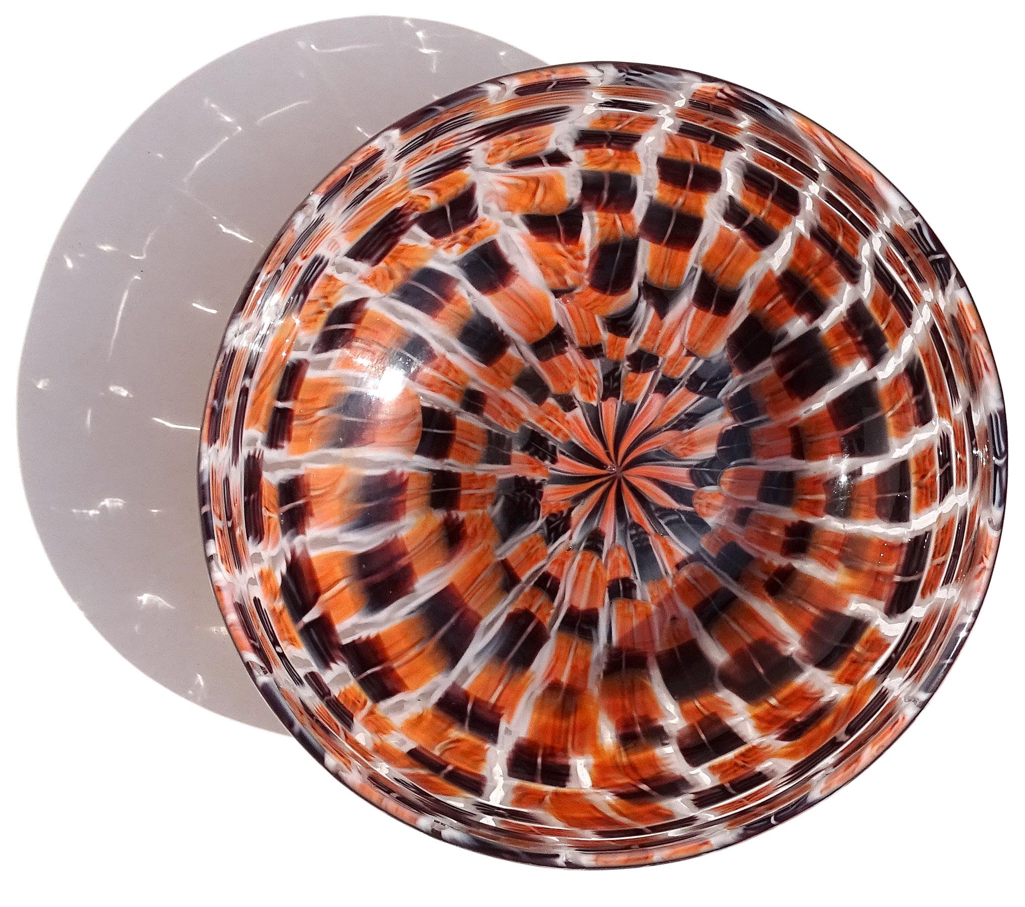 Magnifique, grand et rare, vintage Murano soufflé à la main mosaïque blanc, noir et orange murrines art italien verre décoratif bol. La pièce est documentée au designer et peintre Riccardo Licata pour la société Venini. La série de murrines de