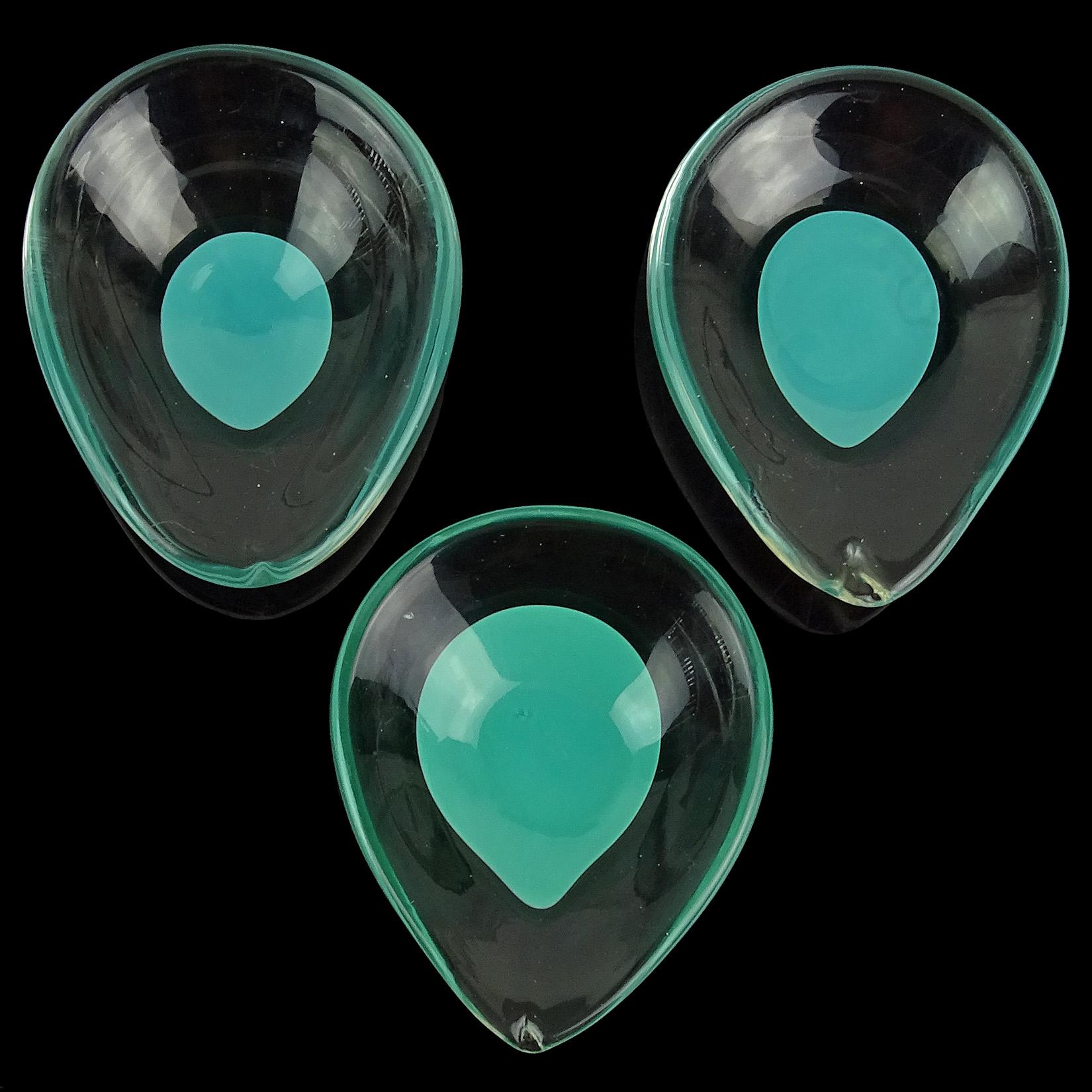 Precioso juego vintage de 3 cuencos o platos pequeños de cristal italiano soplado a mano de Murano de color verde turquesa o azul. Documentado a la empresa Venini, con 1 de ellos firmado debajo. Serían unos estupendos platos para pendientes o