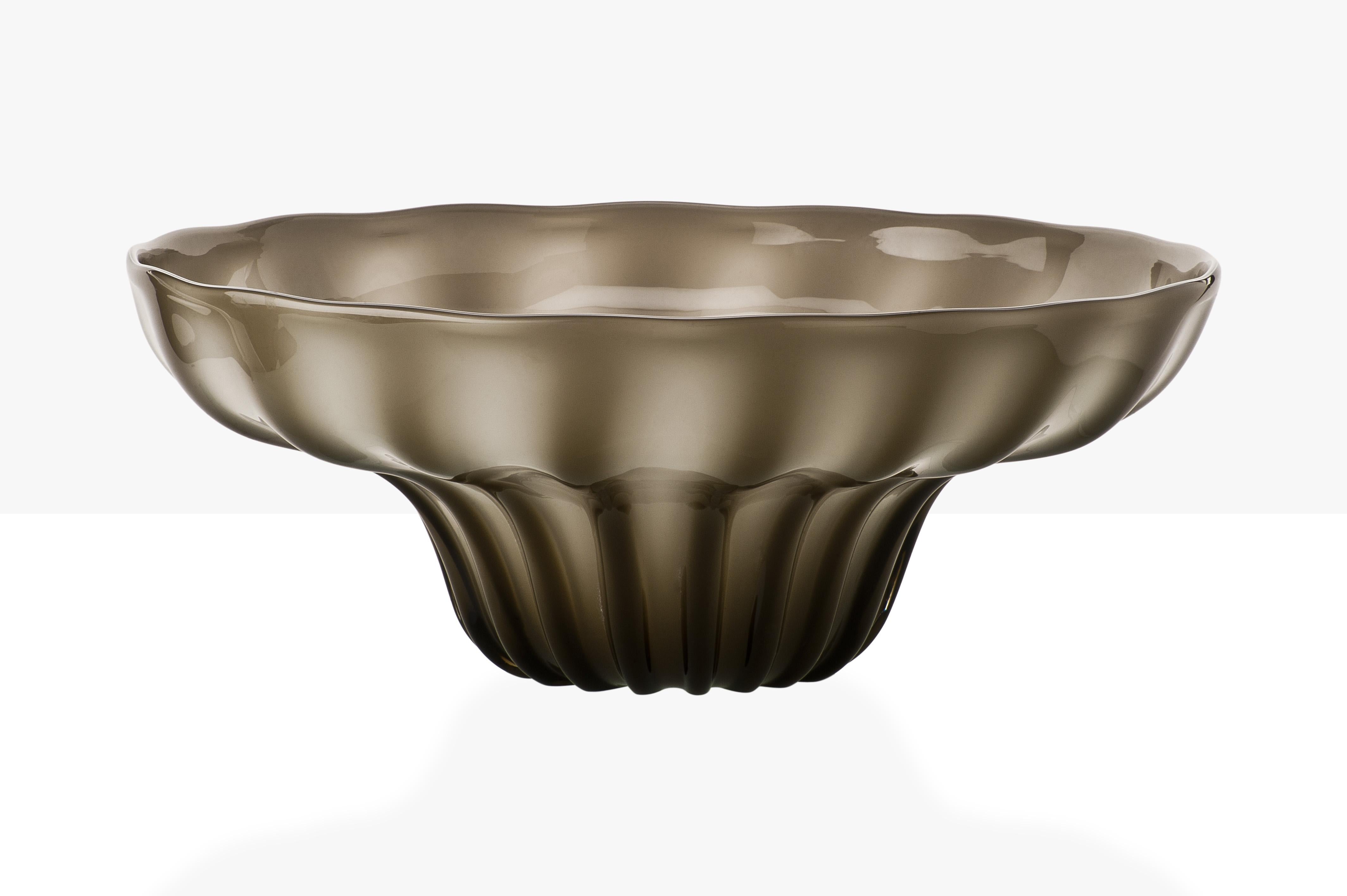 Venini Ninfea bowl in apple green by Napoleone Martinuzzi. Numbered Edition. This is a new edition from the Venini archives. Realized in opaline Handmade-blown glass, with a decoration on the surface.

Color: Apple Green
Technique: