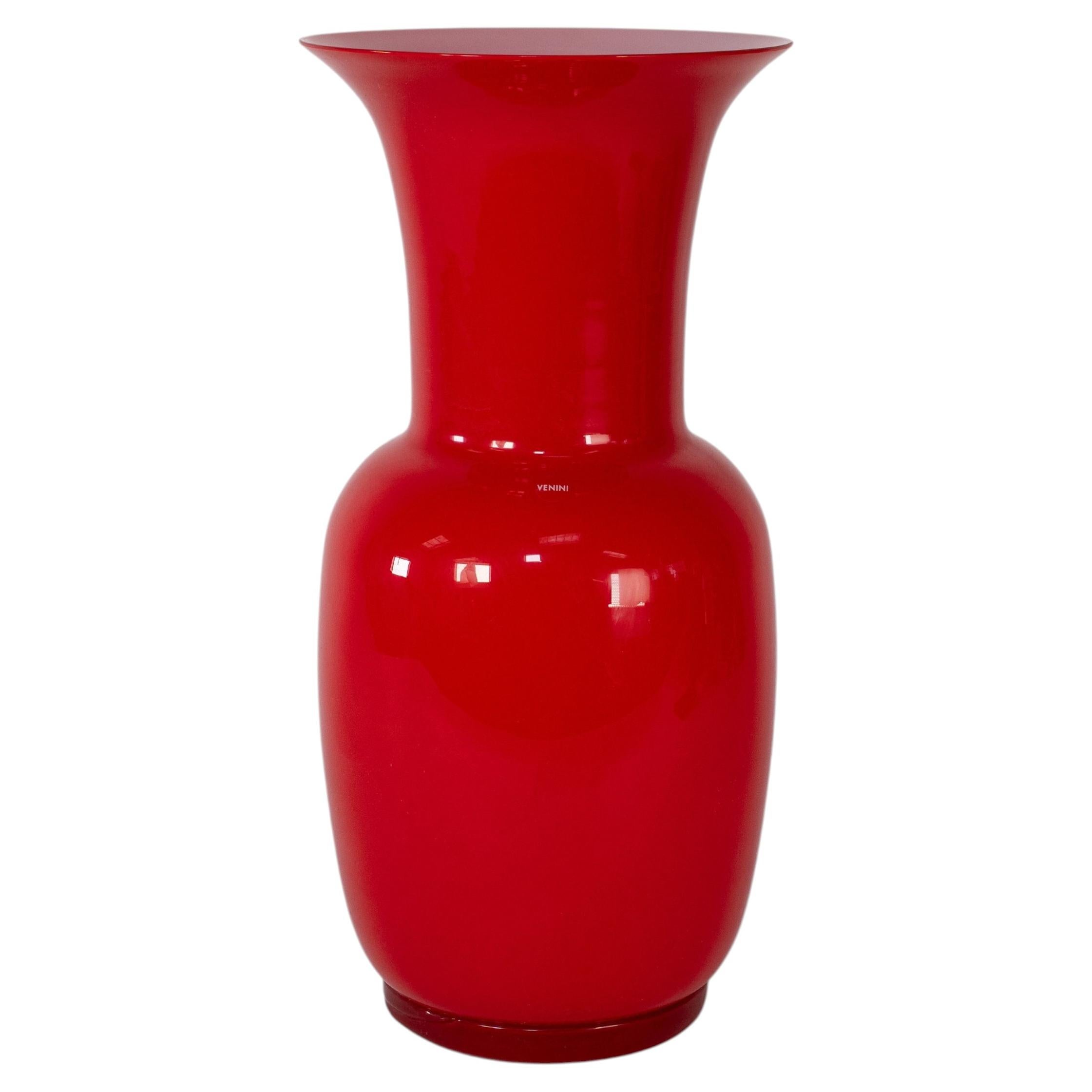 Vase Venini « Opalino » en verre de Murano rouge et blanc, signé 2012, fabriqué à la main en Italie