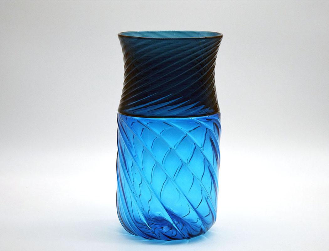 Venini Opulus vase design Owe Thorssen and Brigitta Karlsson 1970s.
Twisted incalmo blown glass vase, tall model, engraved signature venini italia.
In excellent condition.