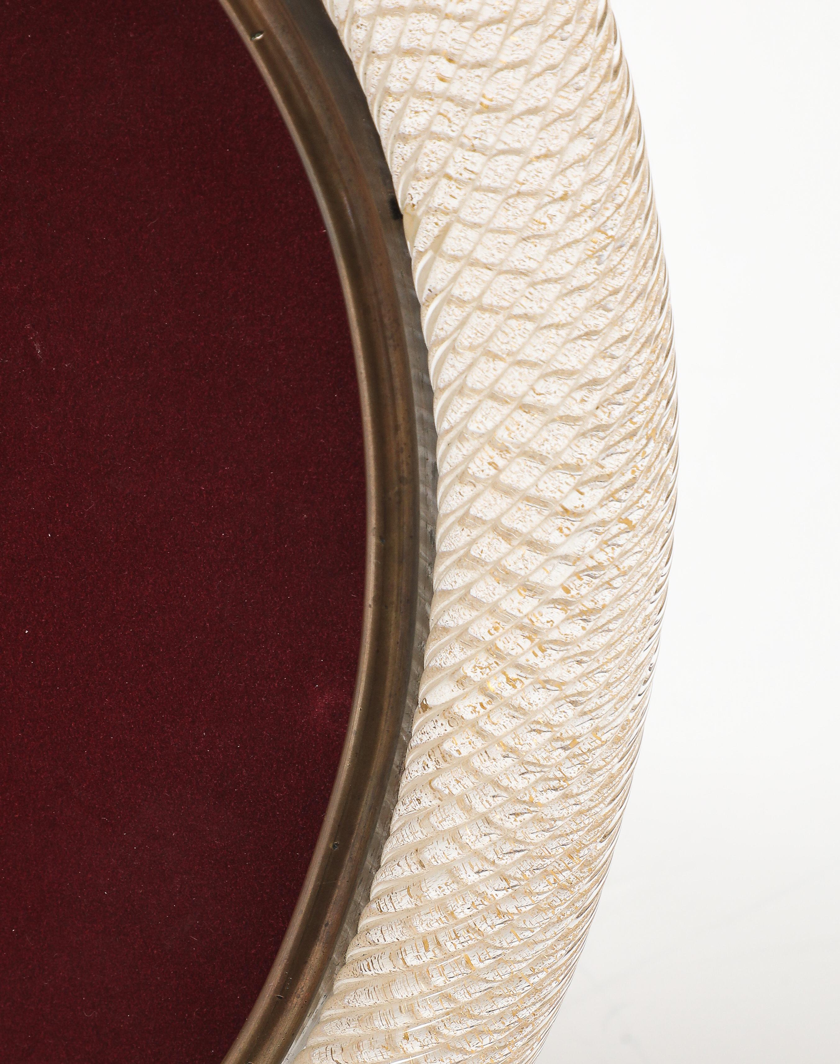 Cadre photo ovale en verre de Murano à inclusions d'or et laiton, Italie, années 1940 en vente 5