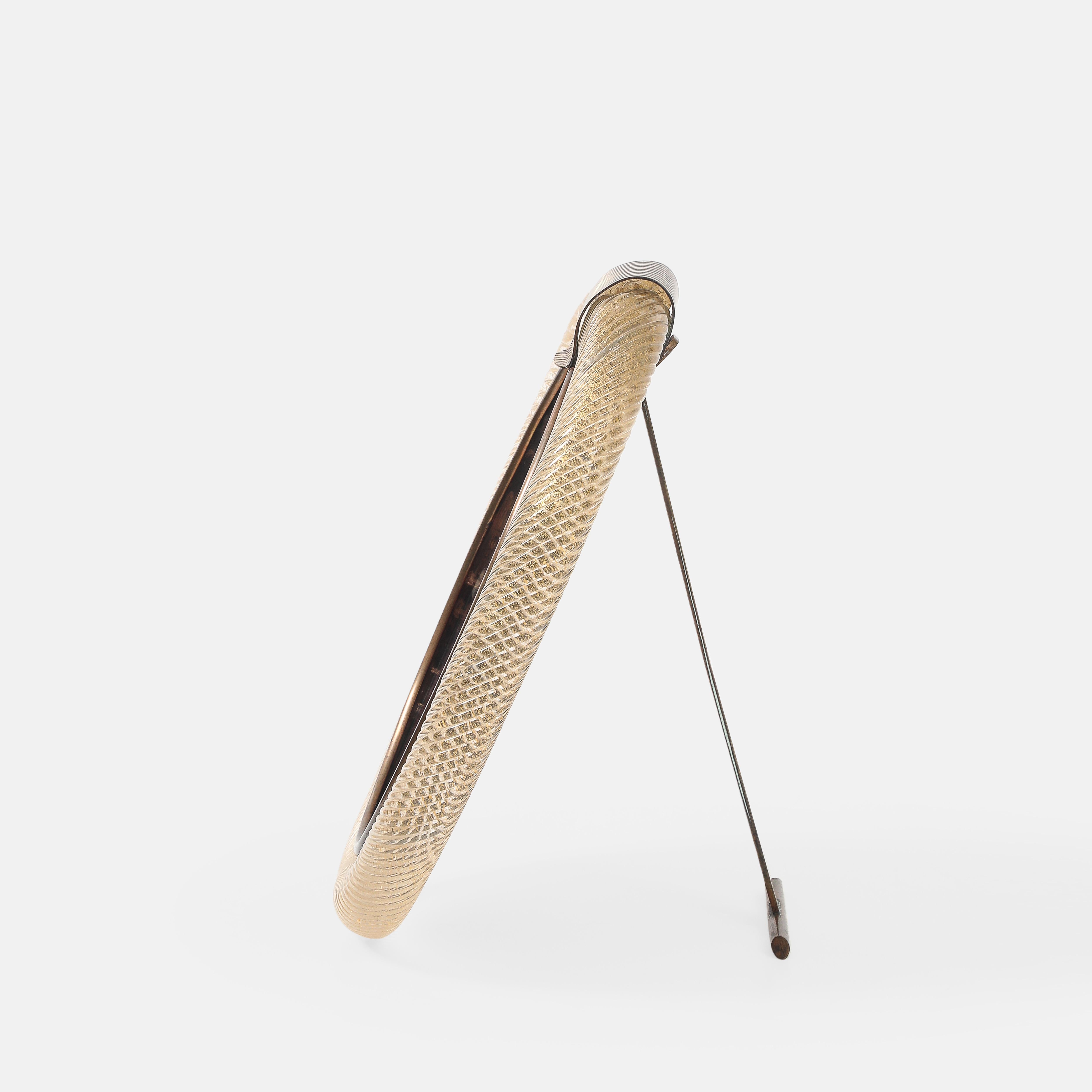 italien Cadre photo ovale en verre de Murano à inclusions d'or et laiton, Italie, années 1940 en vente