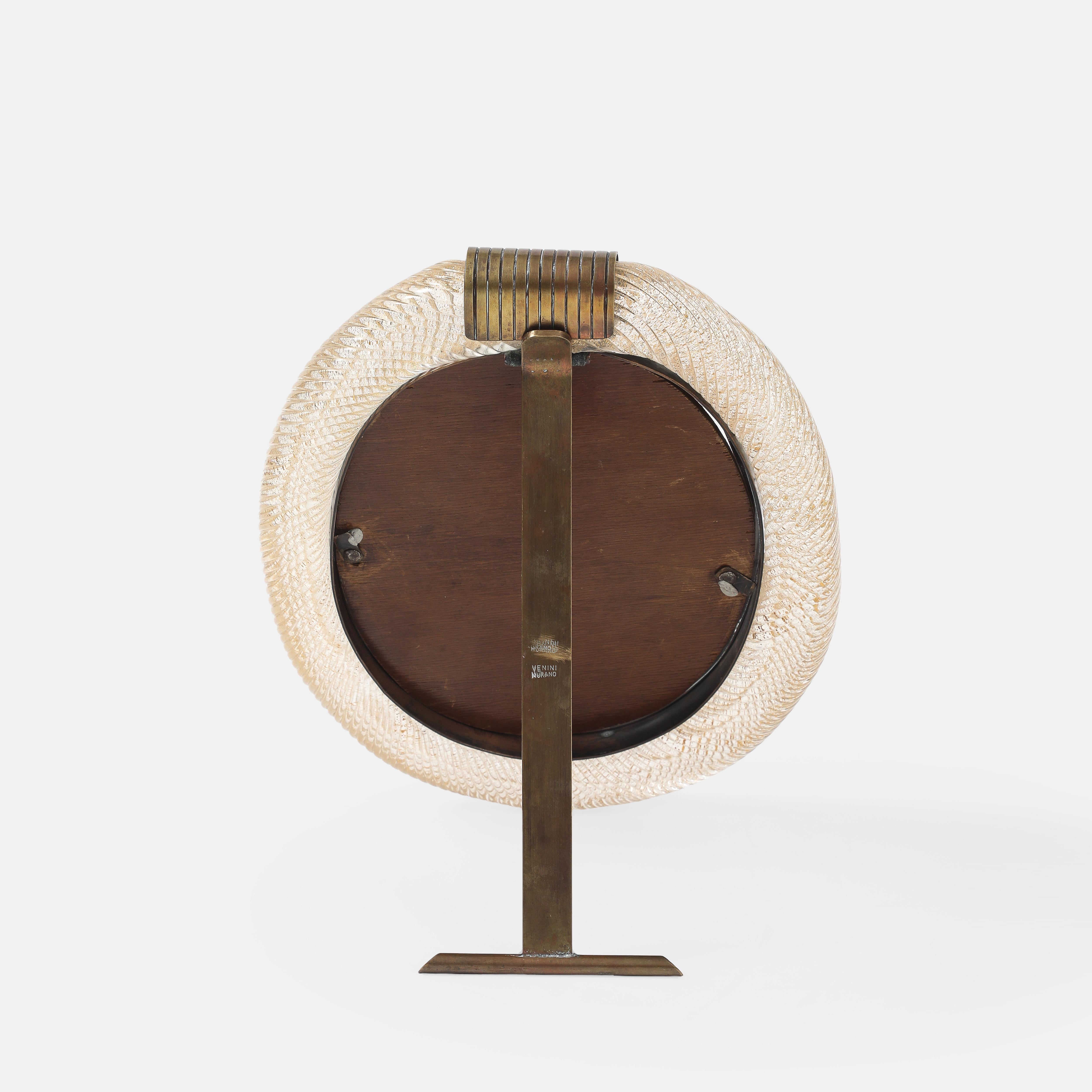 Cadre photo ovale en verre de Murano à inclusions d'or et laiton, Italie, années 1940 Bon état - En vente à New York, NY