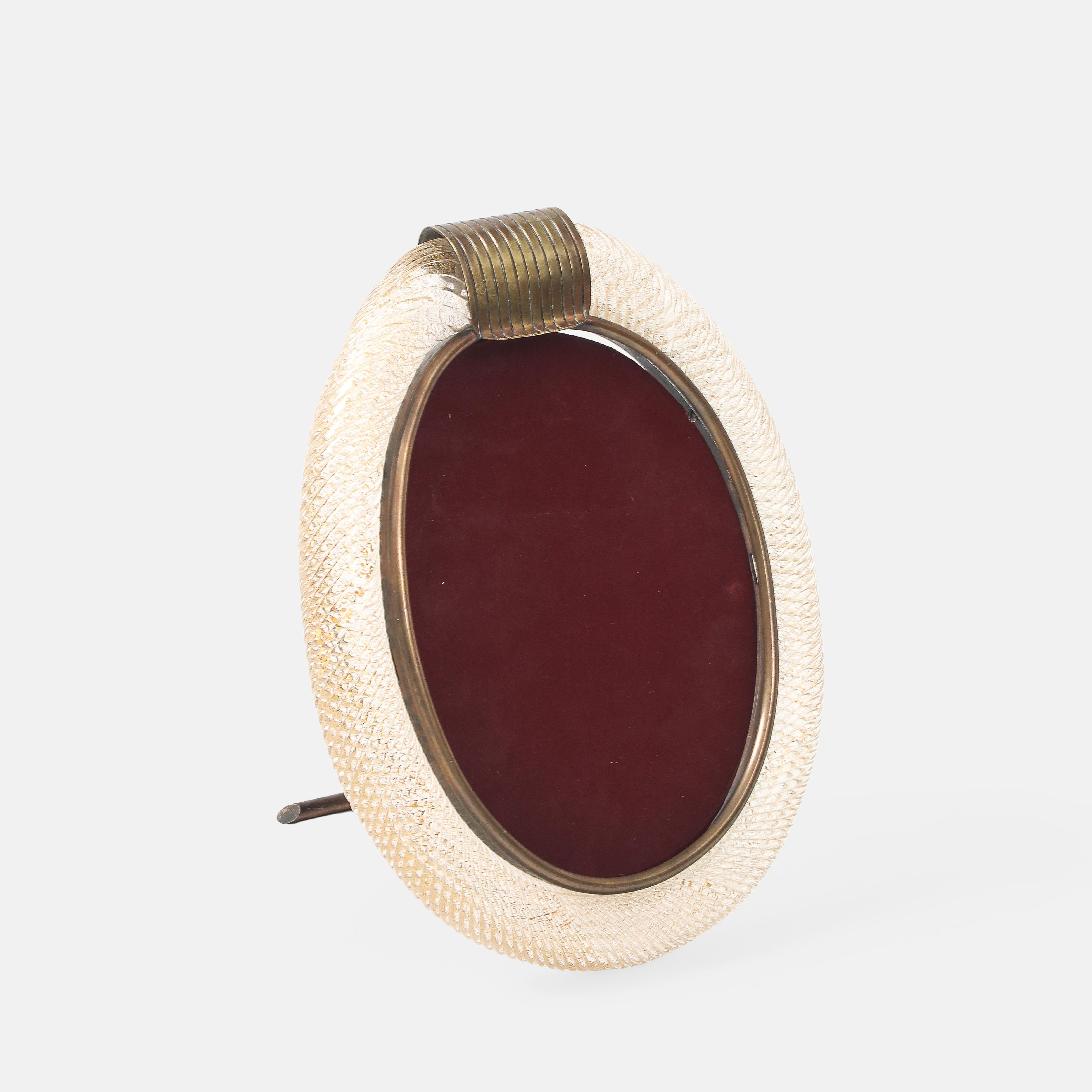 Verre de Murano Cadre photo ovale en verre de Murano à inclusions d'or et laiton, Italie, années 1940 en vente