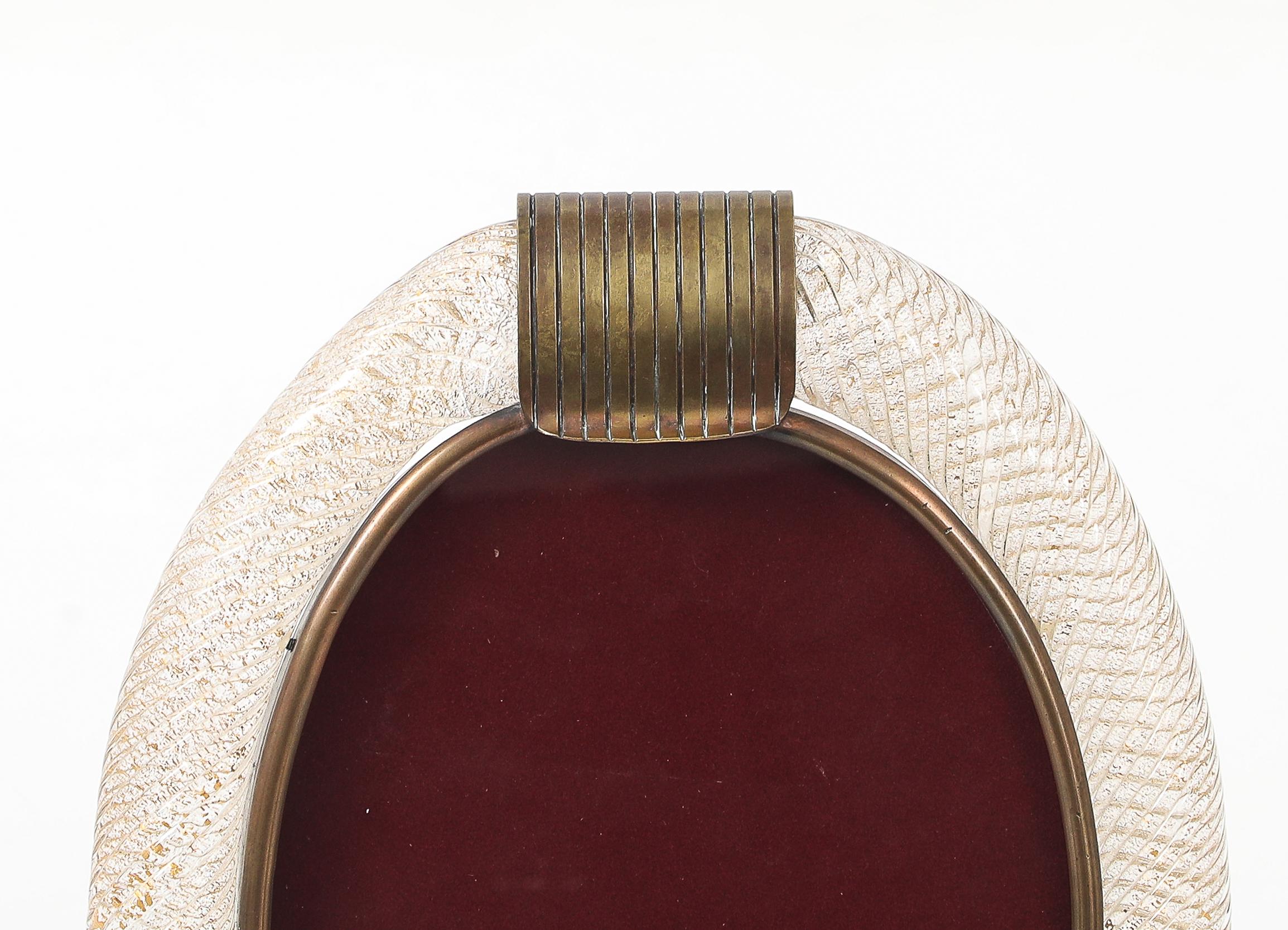 Cadre photo ovale en verre de Murano à inclusions d'or et laiton, Italie, années 1940 en vente 1