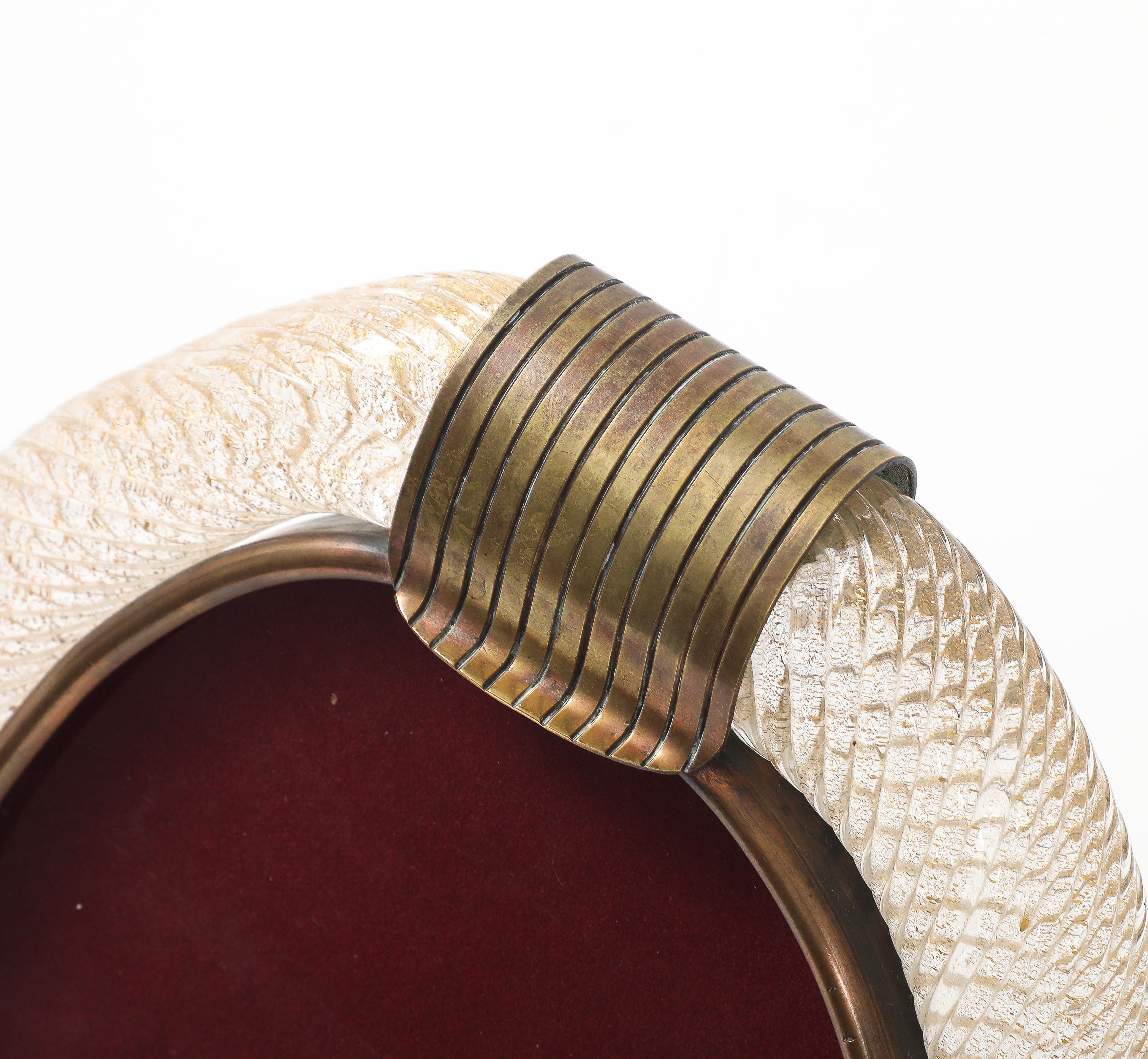 Cadre photo ovale en verre de Murano à inclusions d'or et laiton, Italie, années 1940 en vente 2