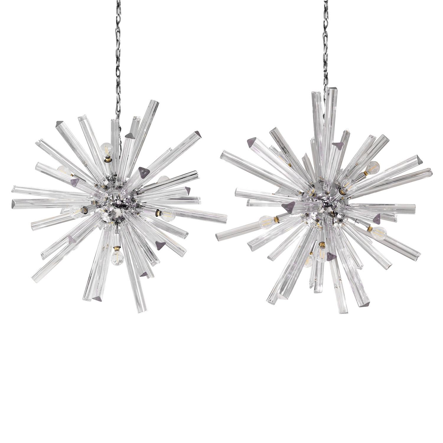 Coppia di lampadari Sputnik, modello N3001, in cromo lucido con aste in vetro artigianale di Venini (Murano, Italia) per Camer Lighting, anni '70 americani. È un design senza tempo. È raro avere un paio di questi esemplari.

Riferimento: 
Il
